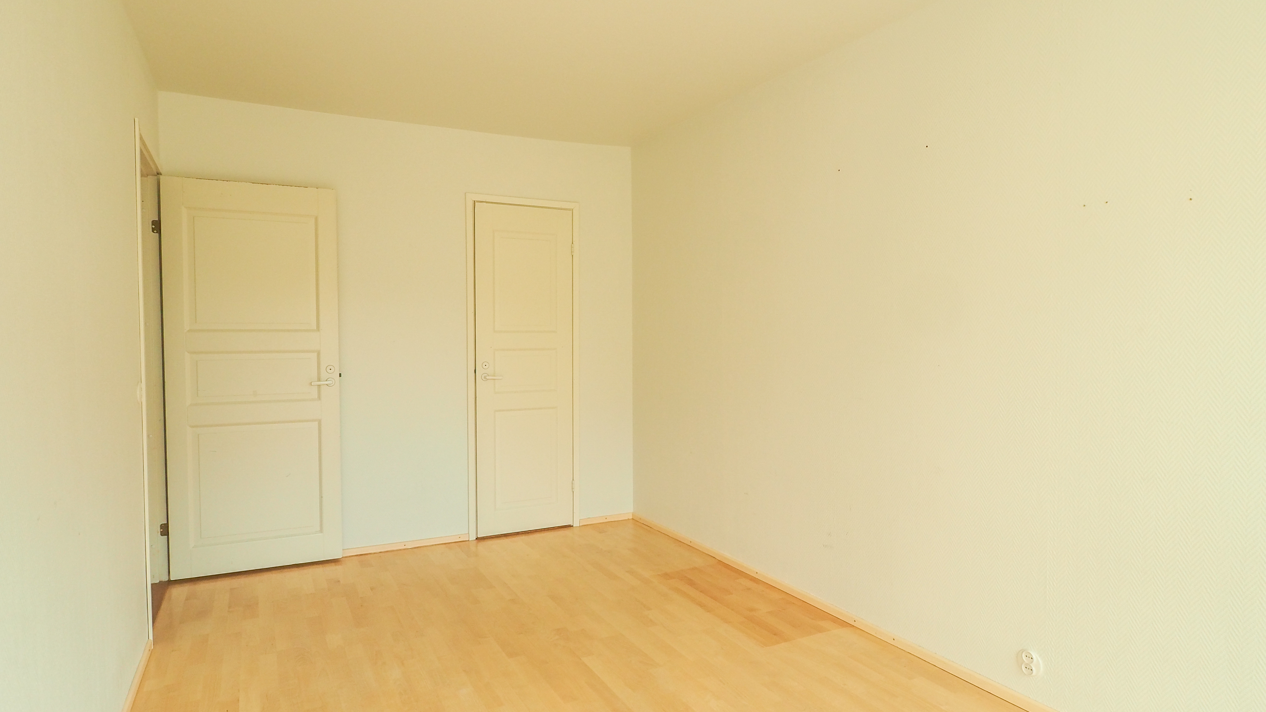 Makuuhuoneen yhteydessä vaatehuone