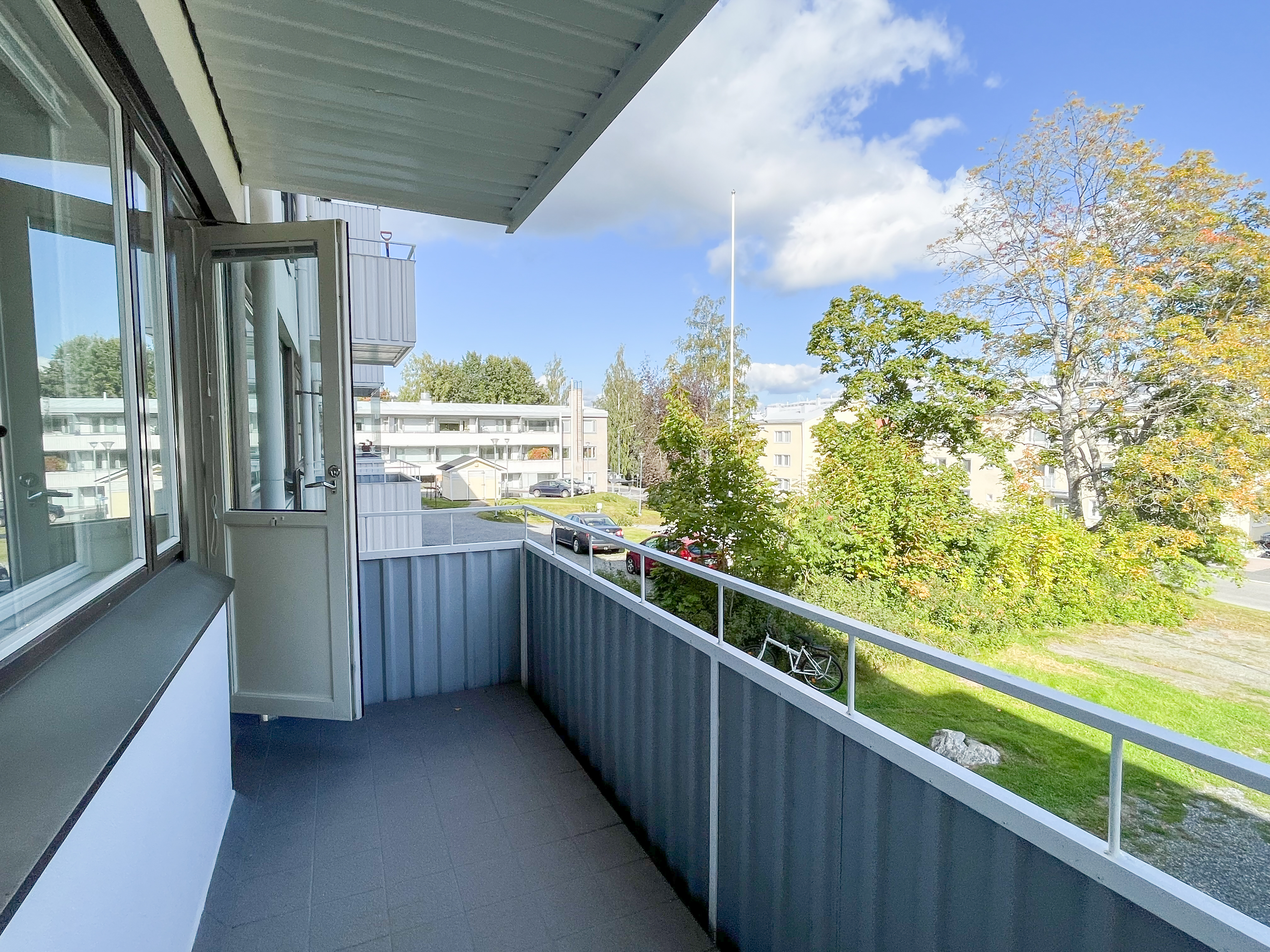 Olohuoneen levyinen parveke sisäpihan puolelle