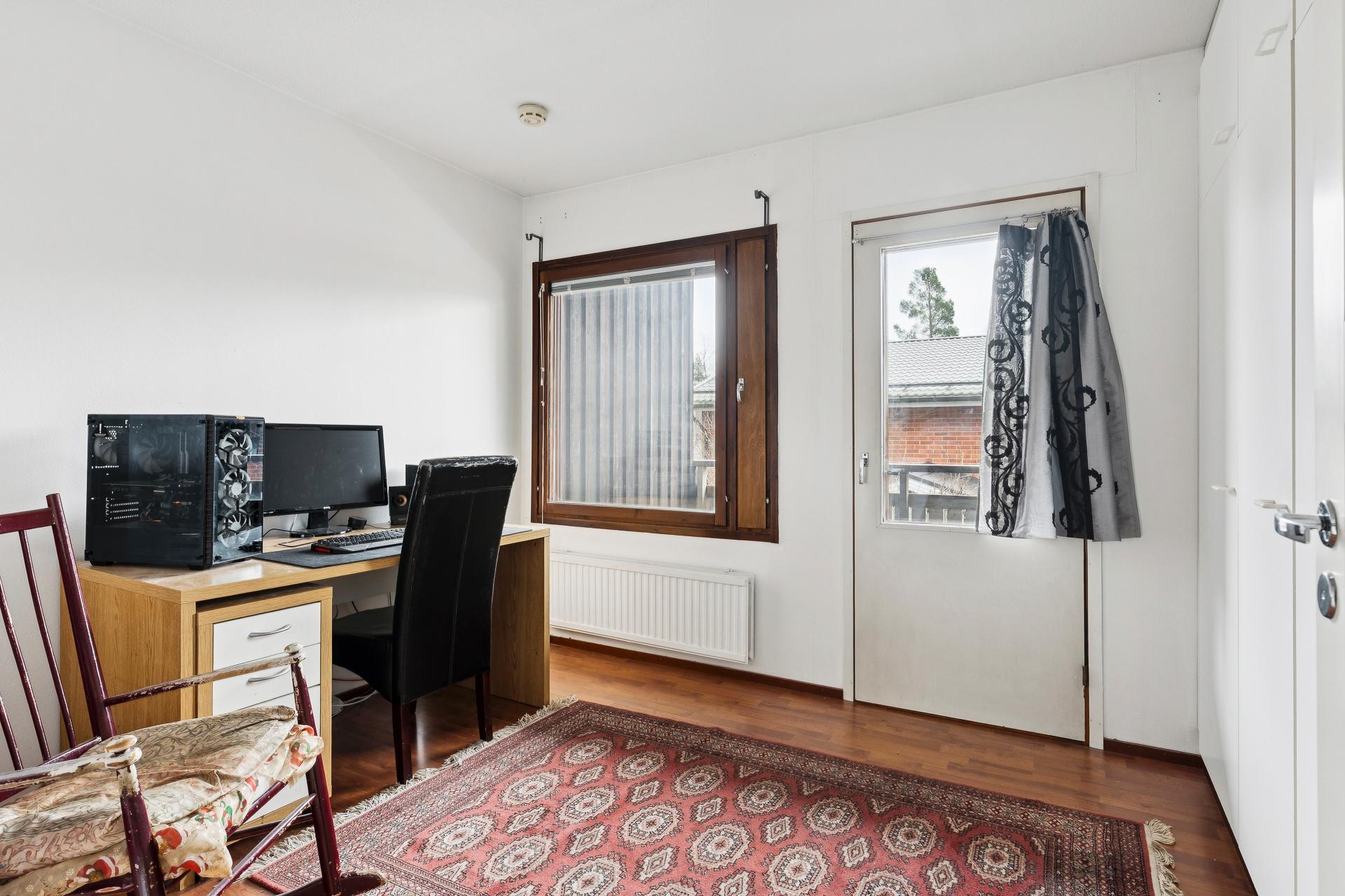 Yk makuuhuone 2 käynti parvekkeelle