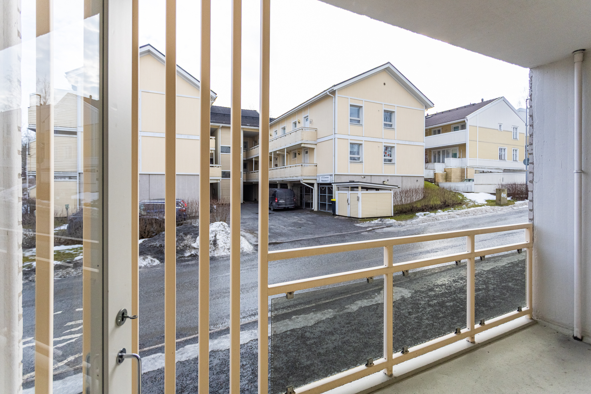 Taloyhtiön yhteistä parveketilaa I kerroksessa