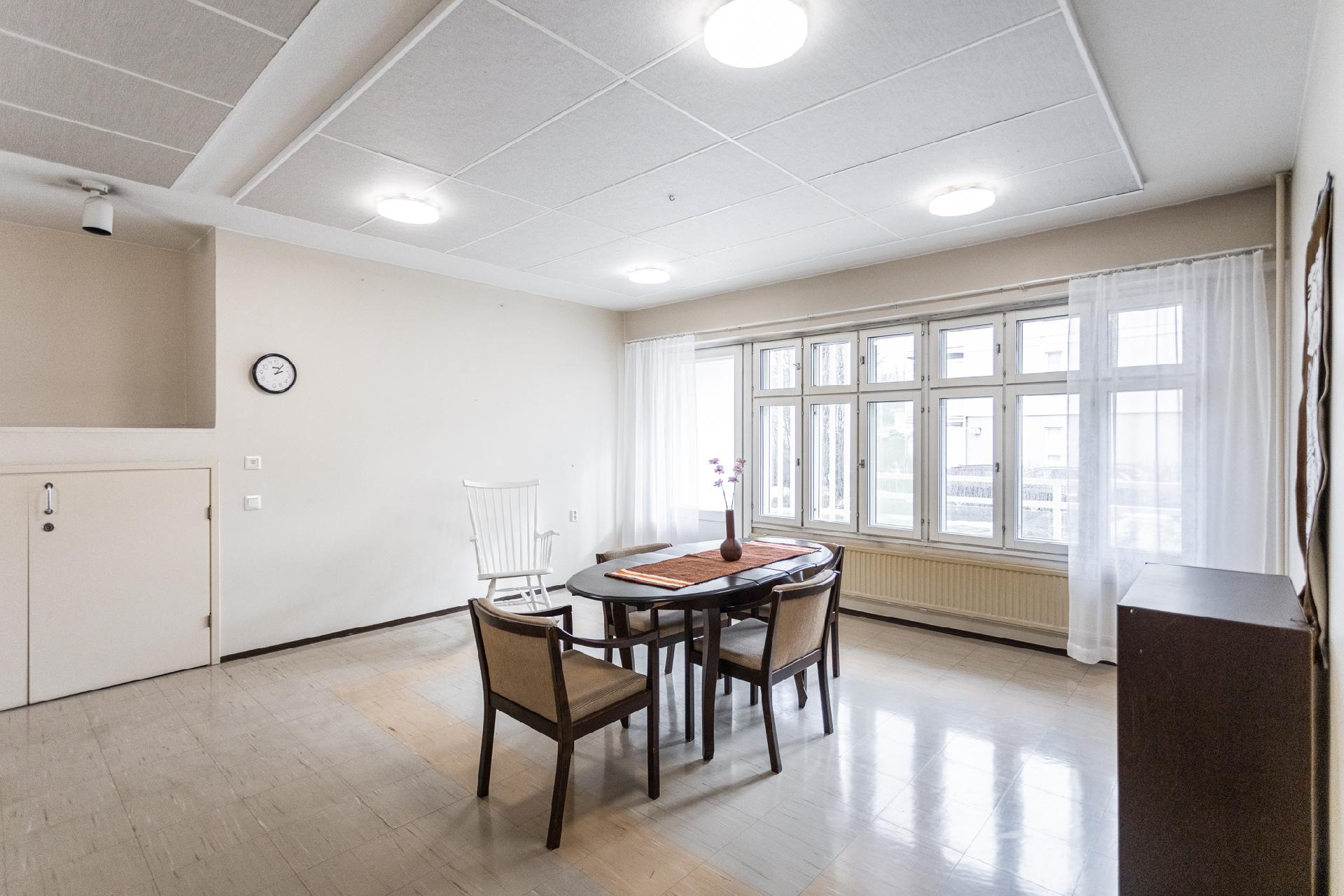 Taloyhtiön yhteistä aulatilaa 