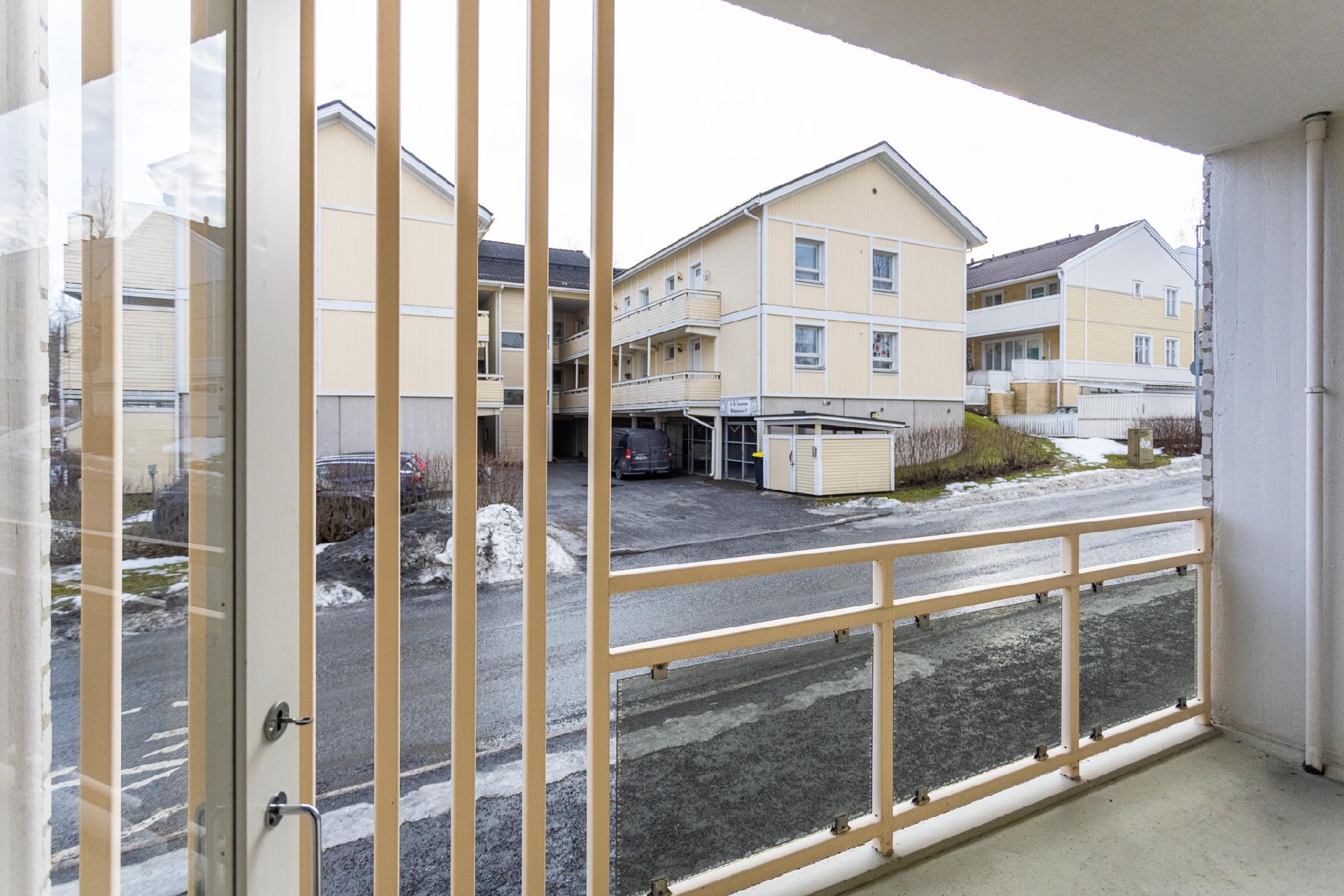 Taloyhtiön yhteistä parveketilaa I kerroksessa