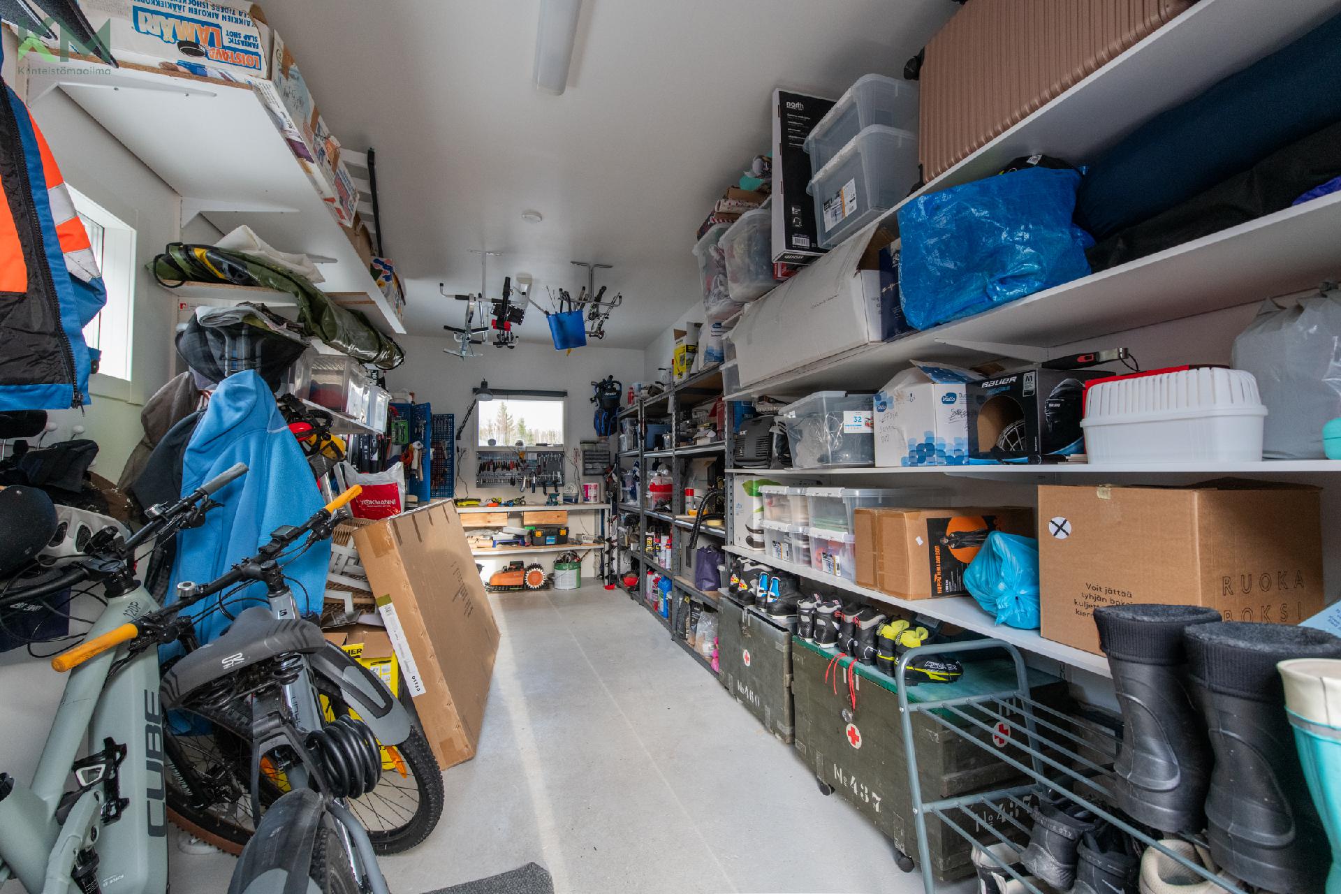 Tilava lämmin varasto autokatoksessa