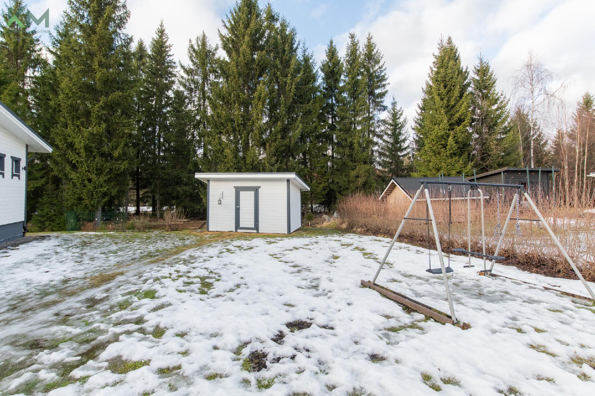 Kylmä varasto pihan perällä