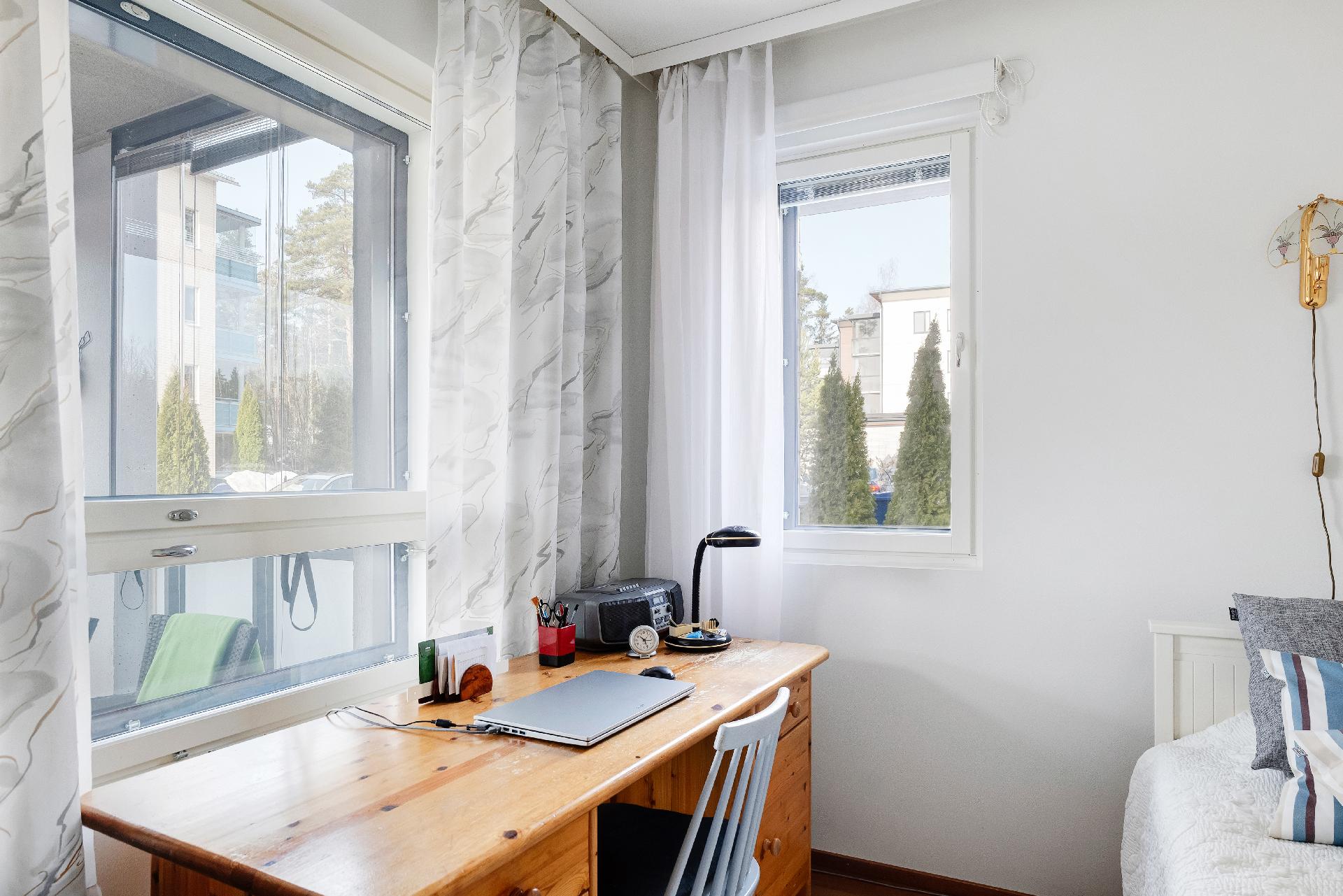 Pienemmässä makuuhuoneessa on valoa ja tilaa vierassängylle ja työpöydölle.
