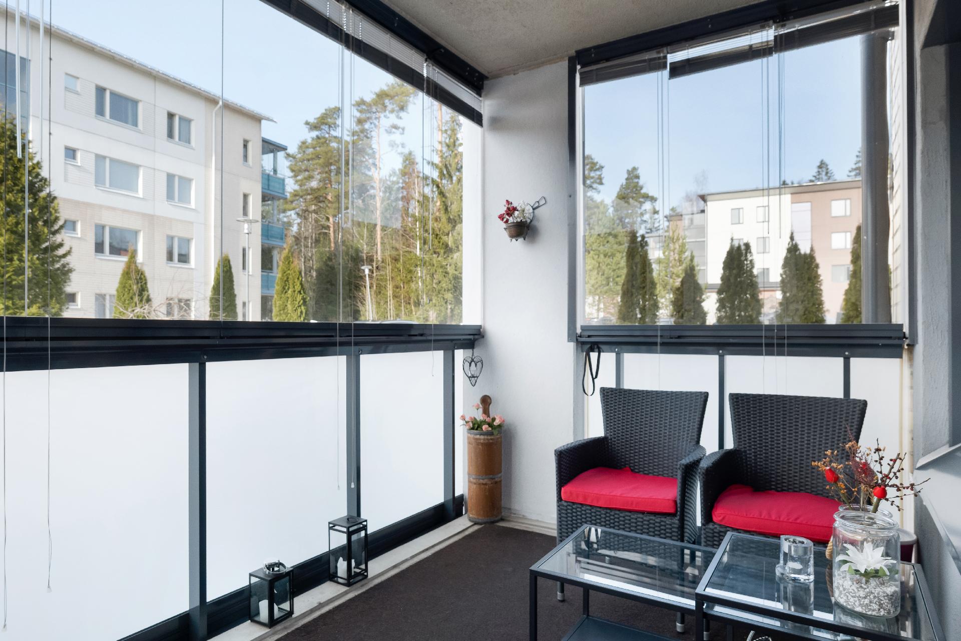 Lasitetulle parvekkeelle mahtuu nauttimaan kesäpäivistä.