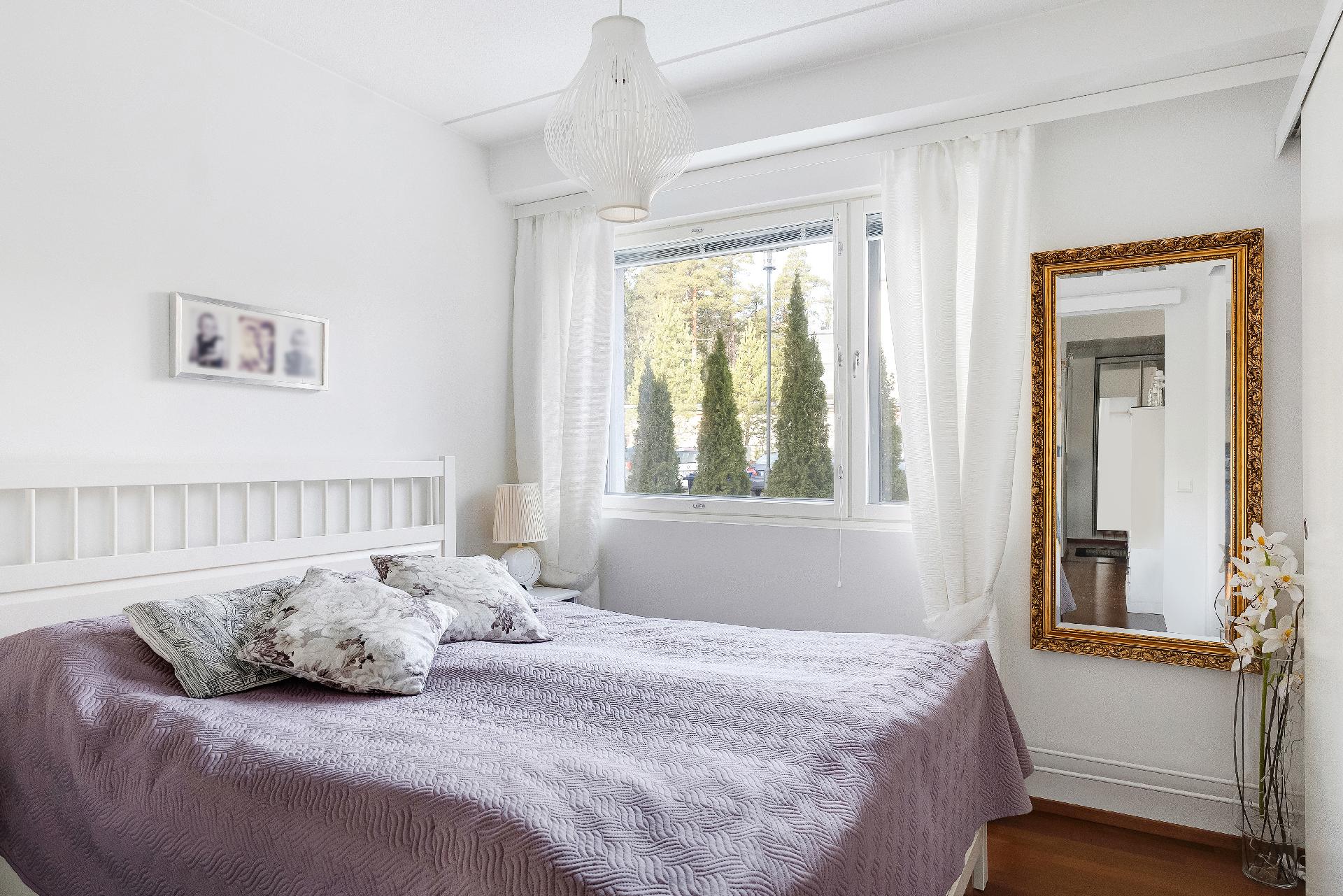 Isompi makuuhuone on reilu ja oikealla on liukuoven takana mukavankokoinen vaatehuone.