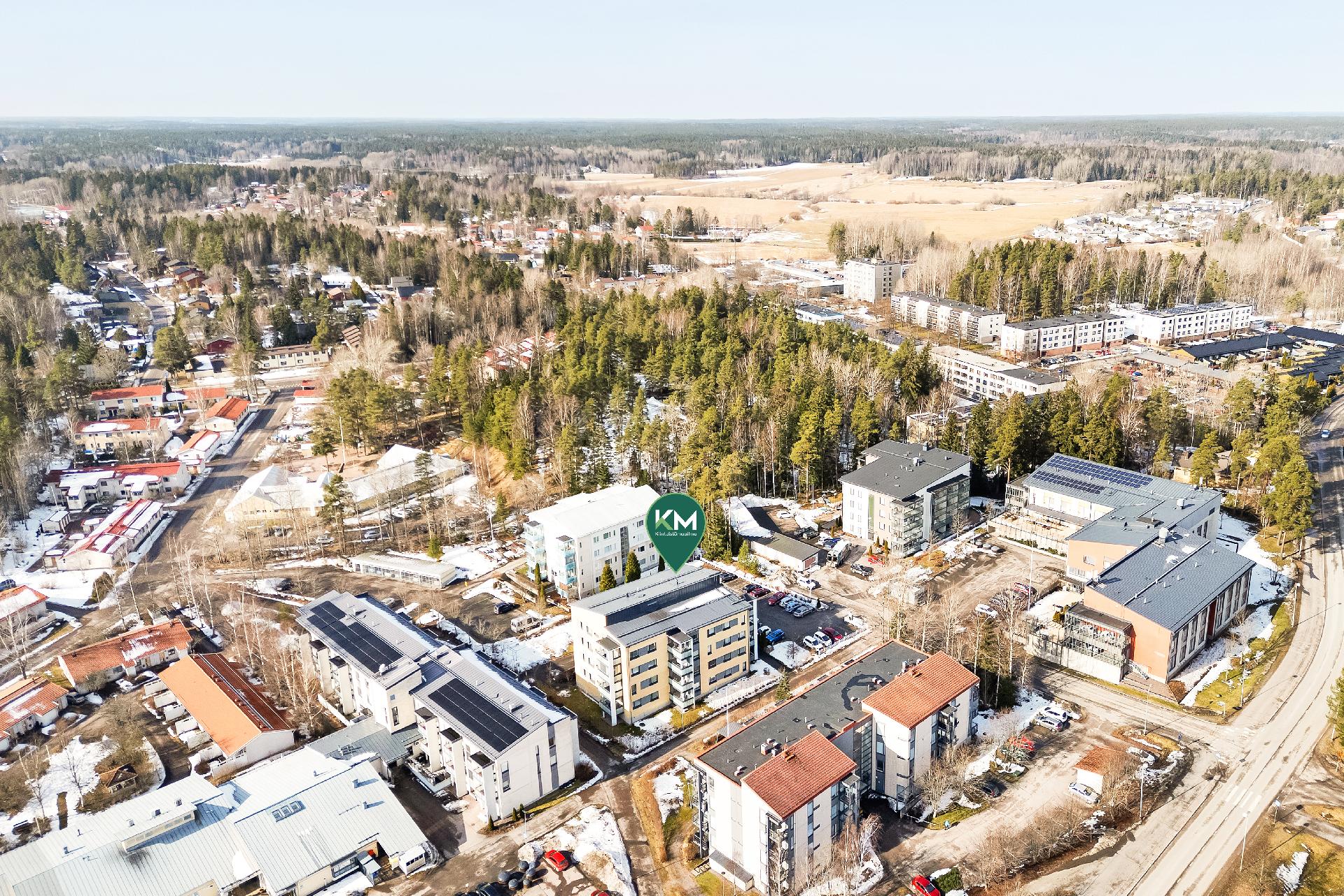 Koti on lähellä Kirkkonummen palveluja.