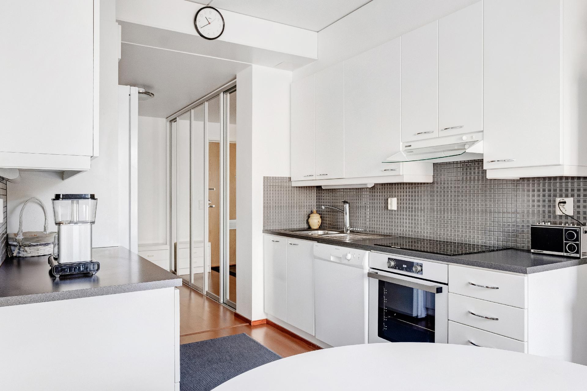 Keittiössä on laskutilaa ja mukavasti säilytystilaakin, ja kodinkoneita on uusittu vuosien varrella.