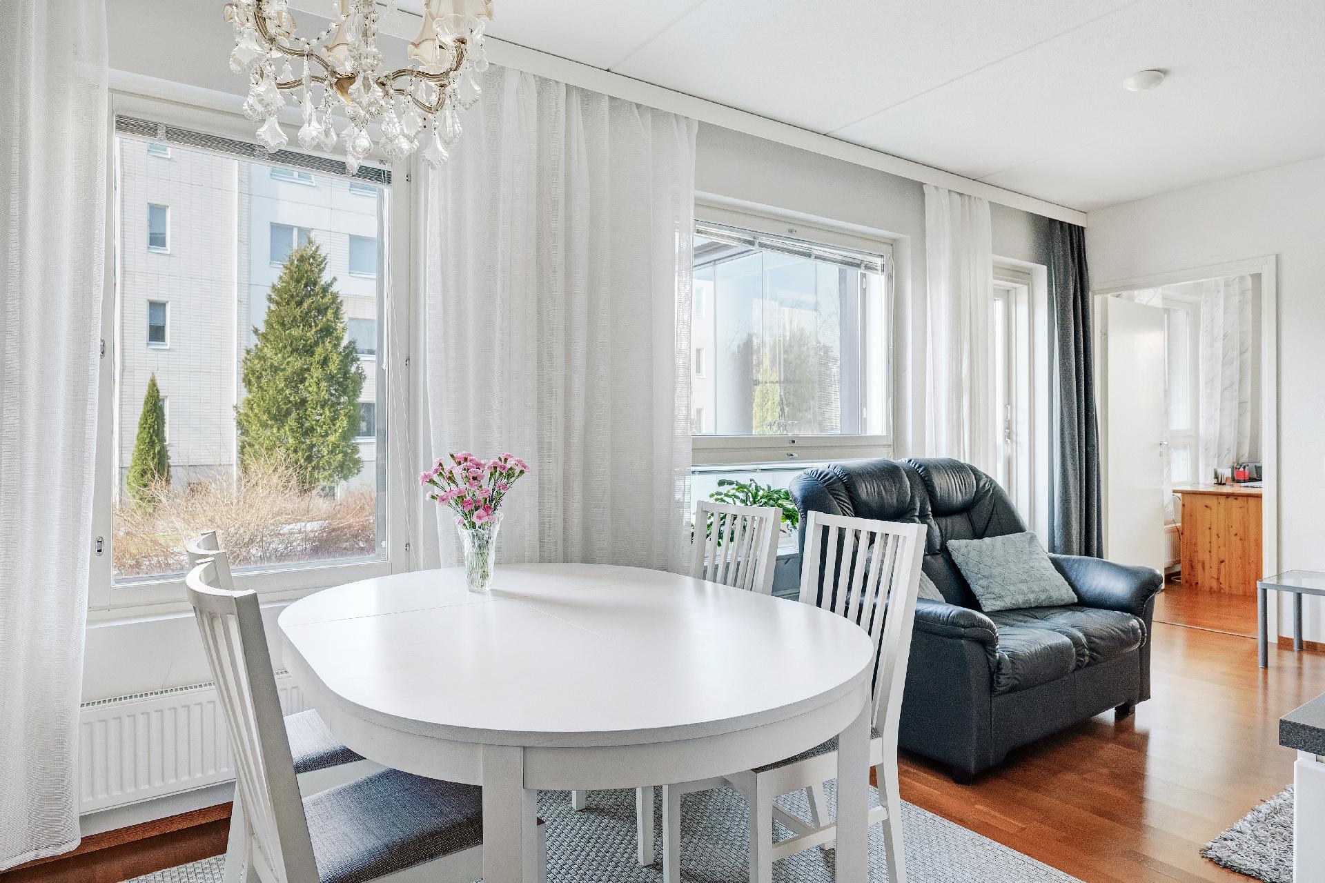 Asunnossa tulviii valo, ikkunat ovat suuret ja näkymä on rauhalliselle pihalle.