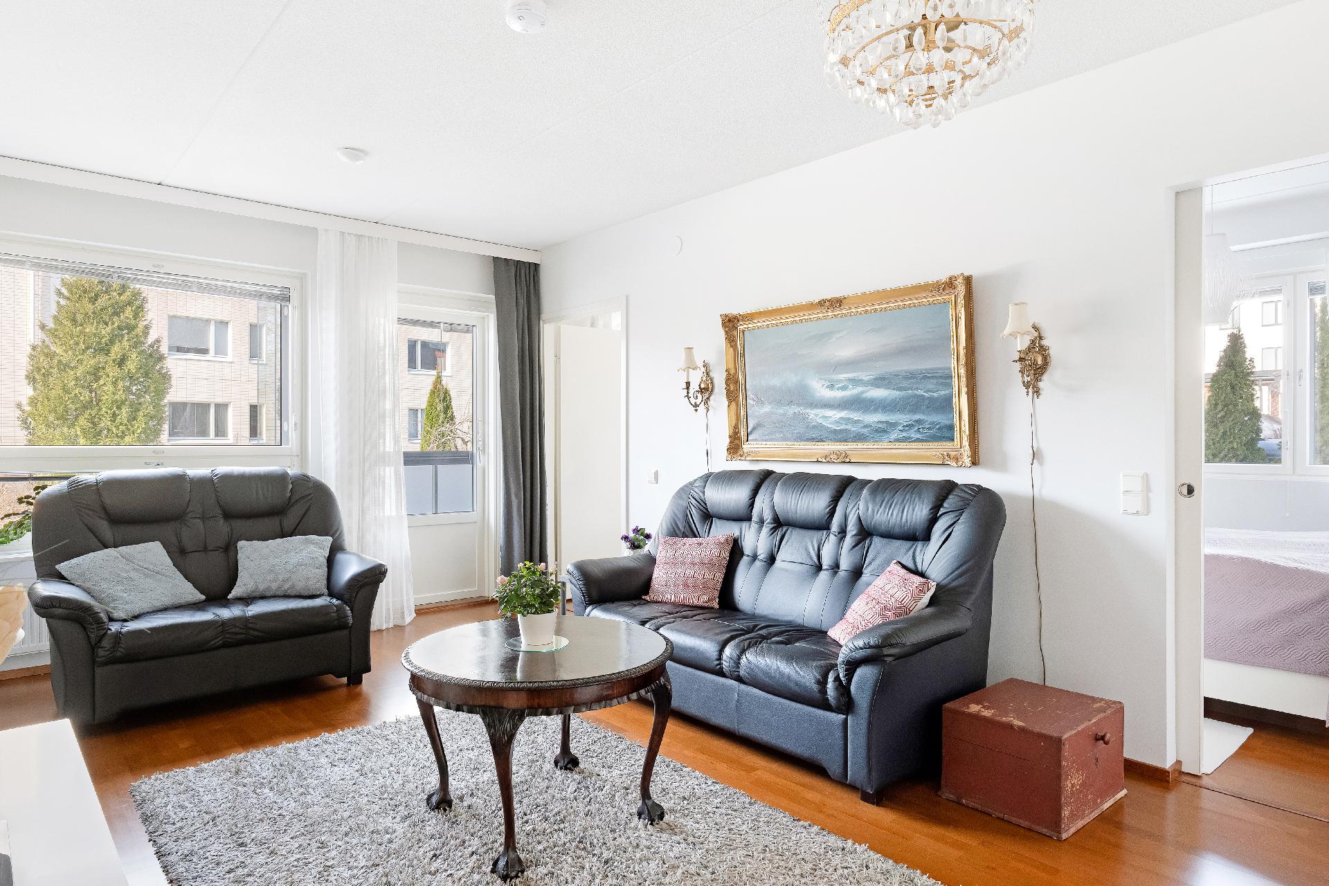 Makuuhuoneet on kivasti asunnon yhdellä sivulla.