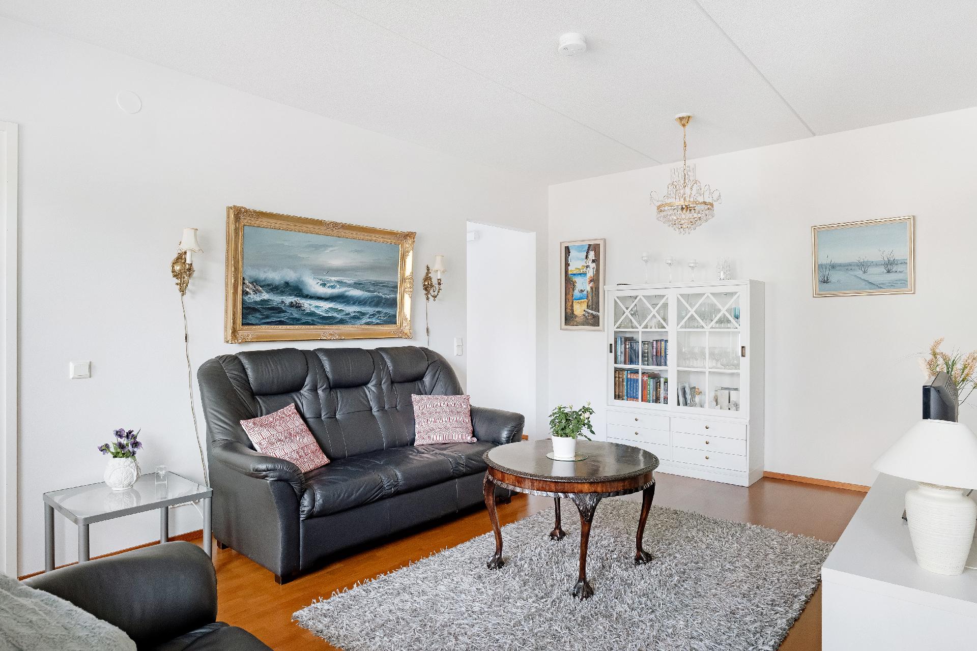 Näkymä olohuoneesta isompaan makuuhuoneeseen, jossa liukuovi takaamassa yksityisyyttä