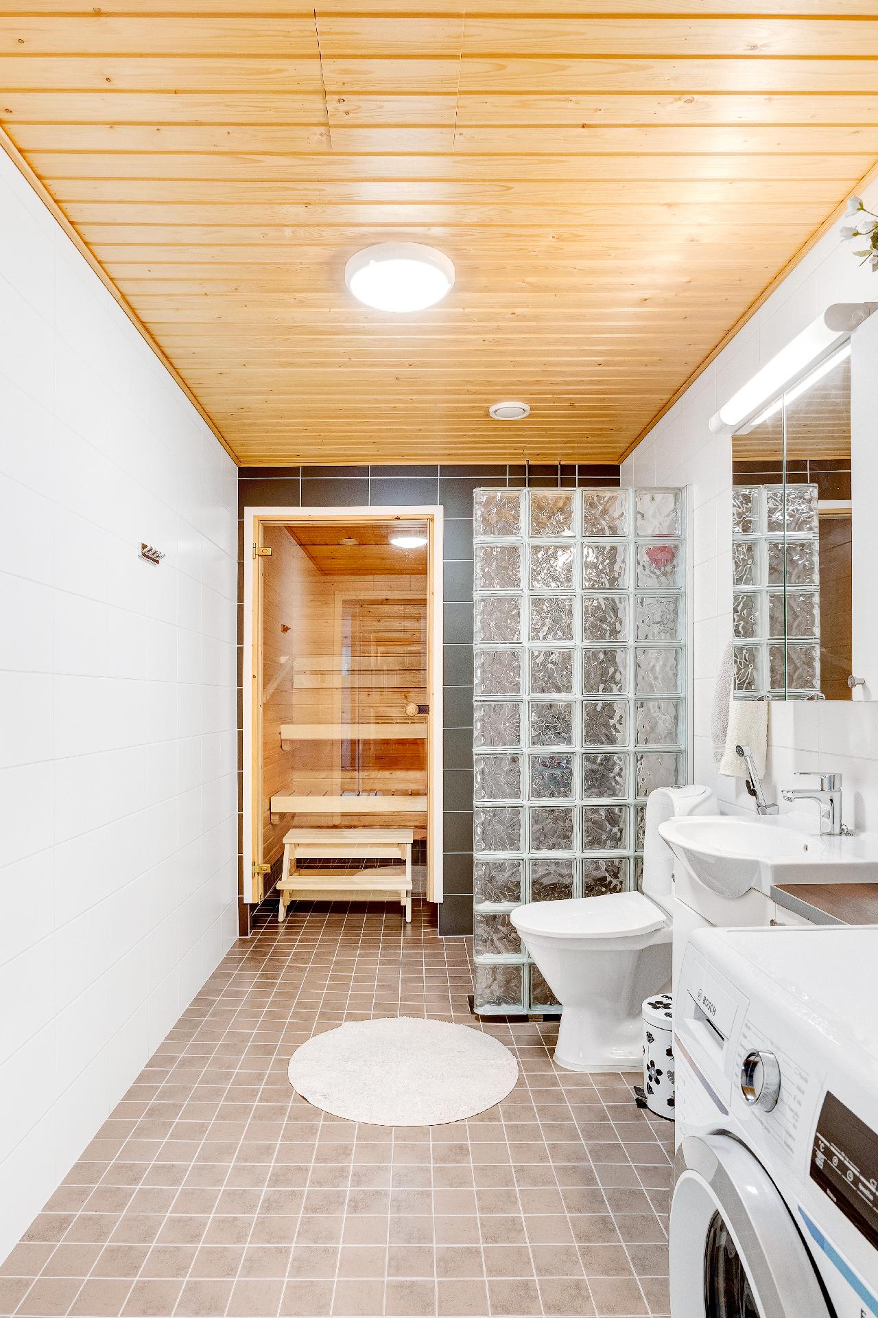 Kivana yksityiskohtana toimii lasitiilistä tehty suihkuseinä.