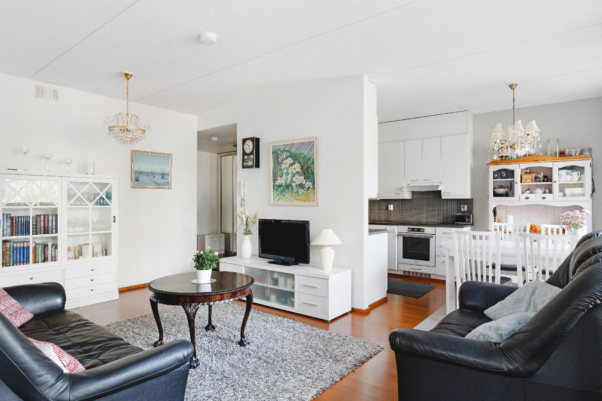 Olohuone, keittiö ja ruokailutila on kodin sydän.