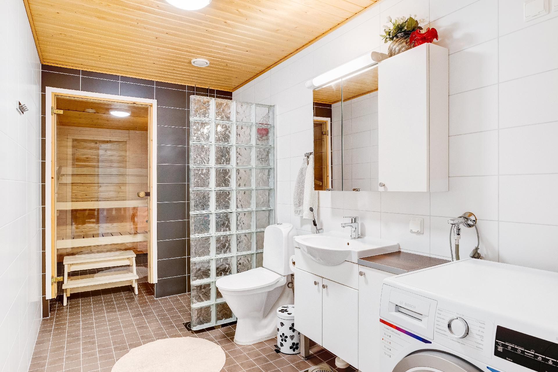 Kylpyhuone on tilava.