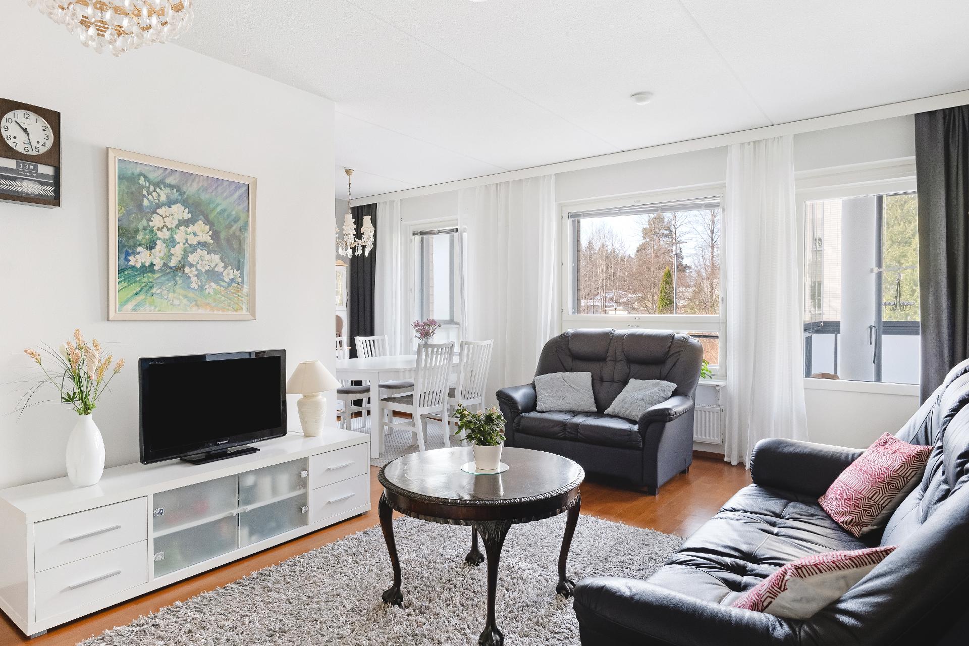 Valoa ja tilaa löytyy olohuoneesta.