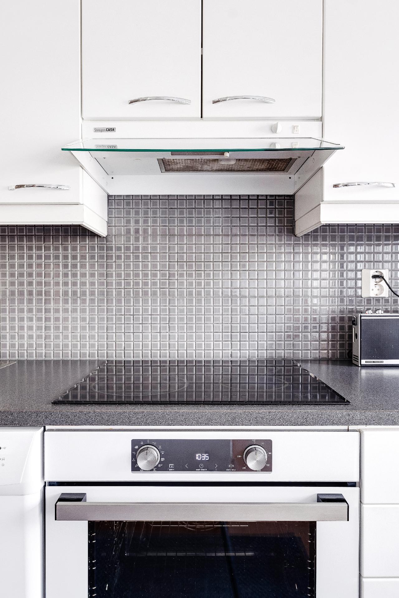 Keittiön materiaalit ovat ajattoman kauniit.