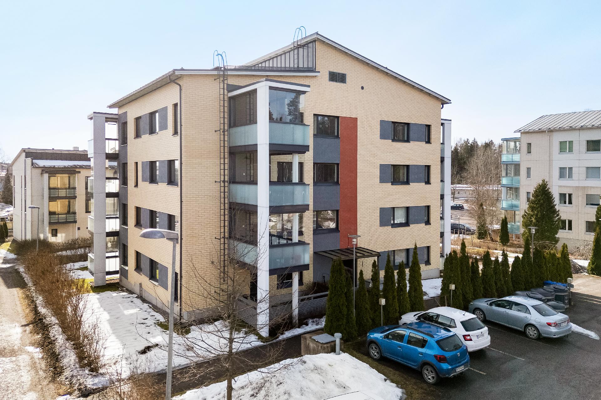 Parkkipaikalta on lyhyt matka talon sisäänkäynnille.