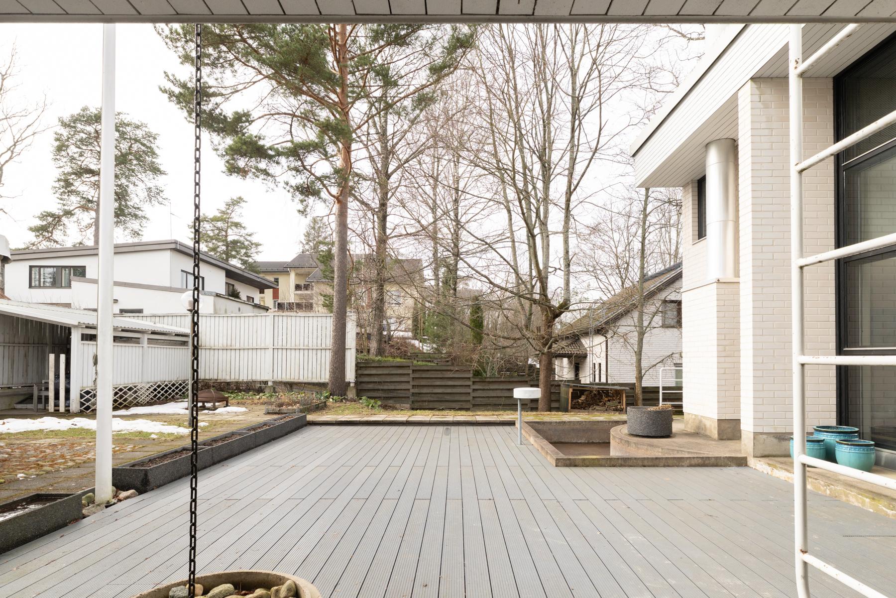 Etupihan näyttävää terassia