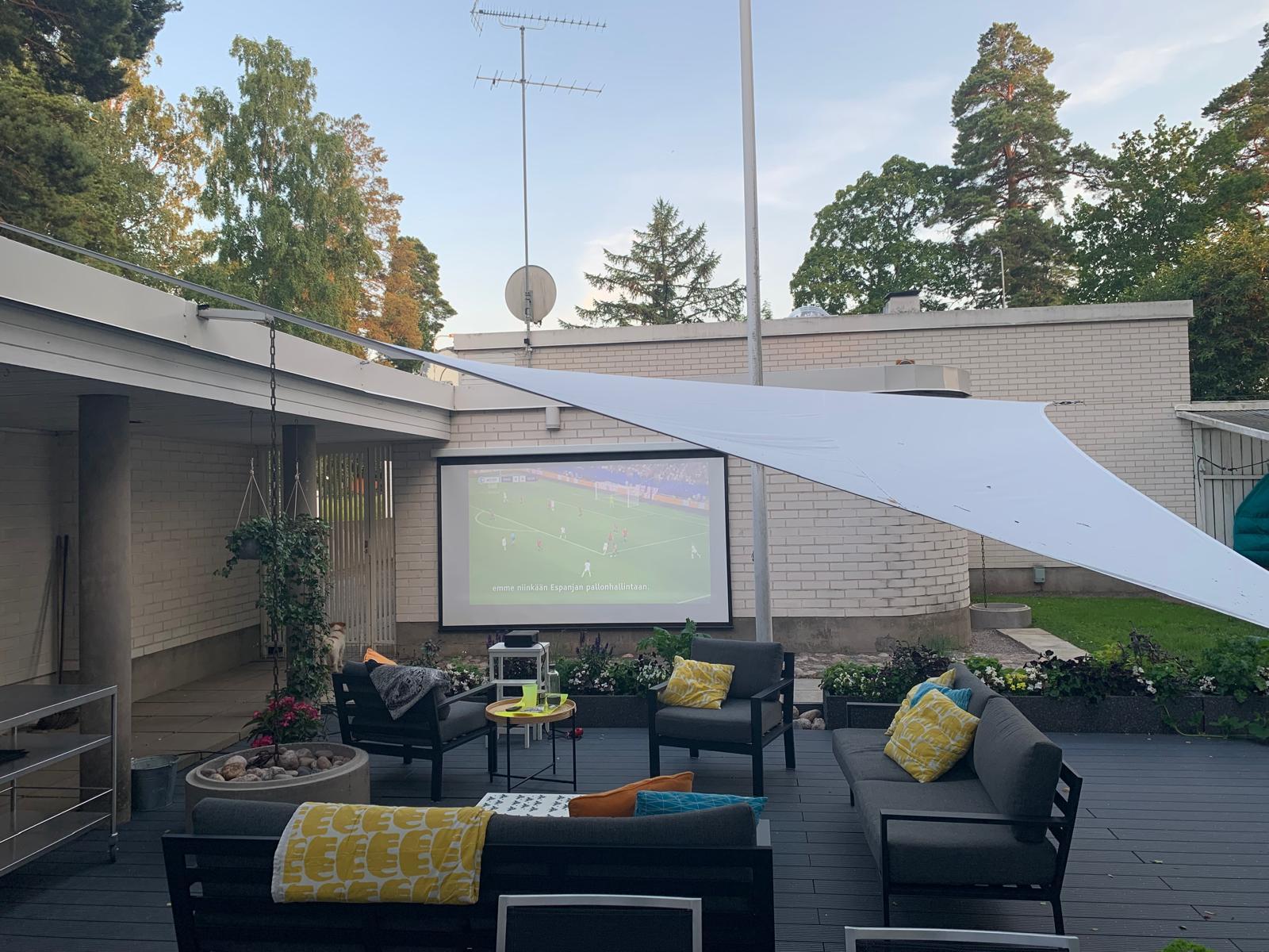 Myyjän kesäkuvia etupihalta