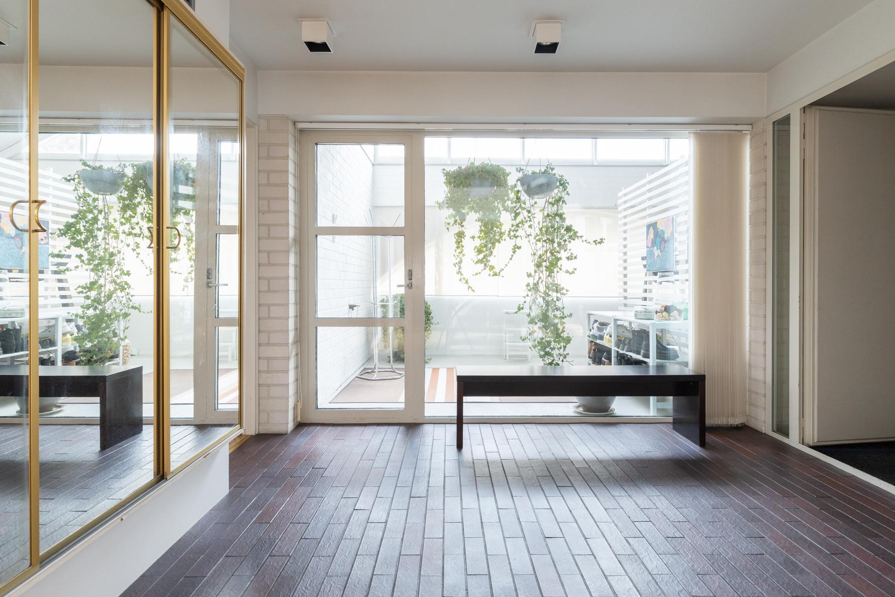 Keskikerroksen eteinen