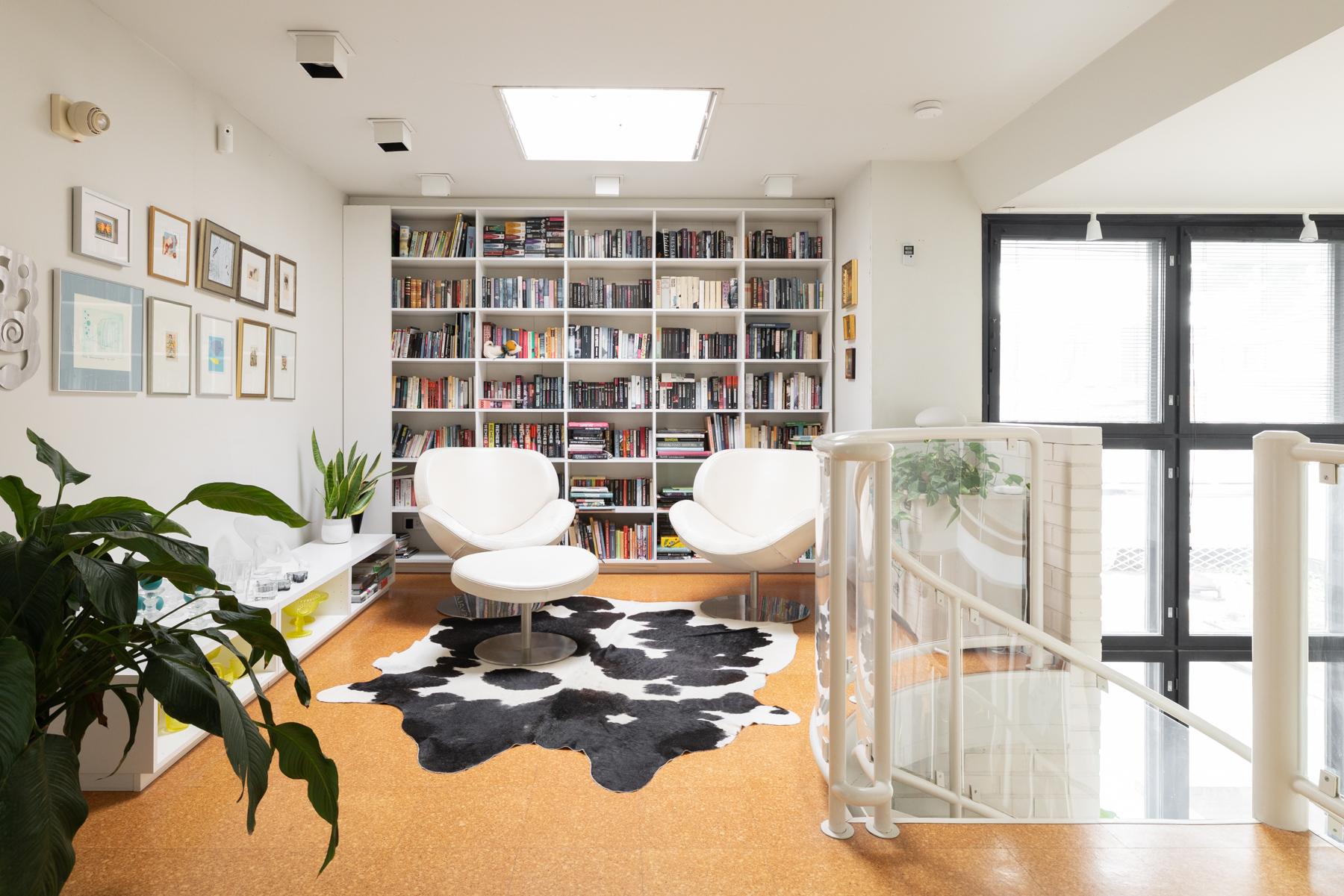 Yläkerran aula/kirjasto