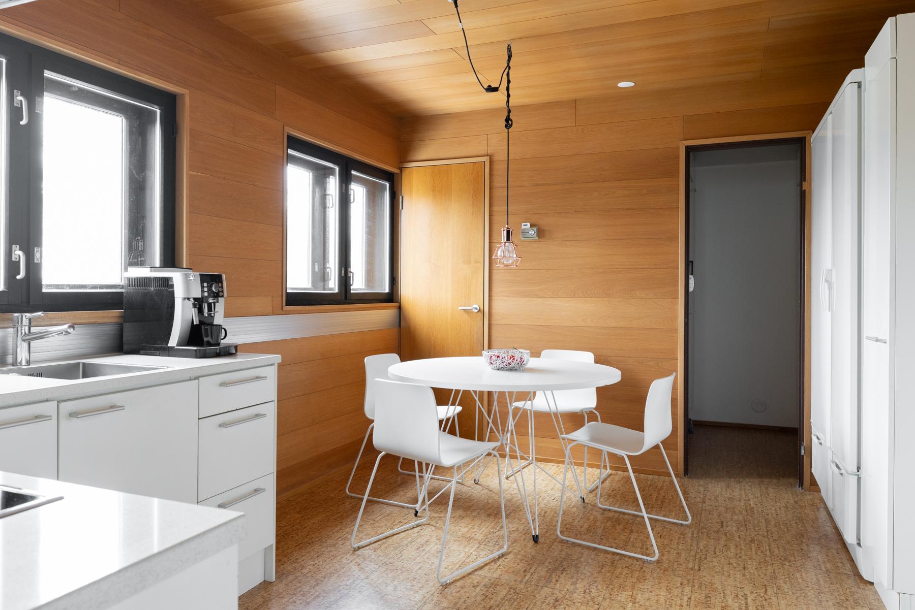 Keksikerroksen keittiötä ja ruokailutilaa