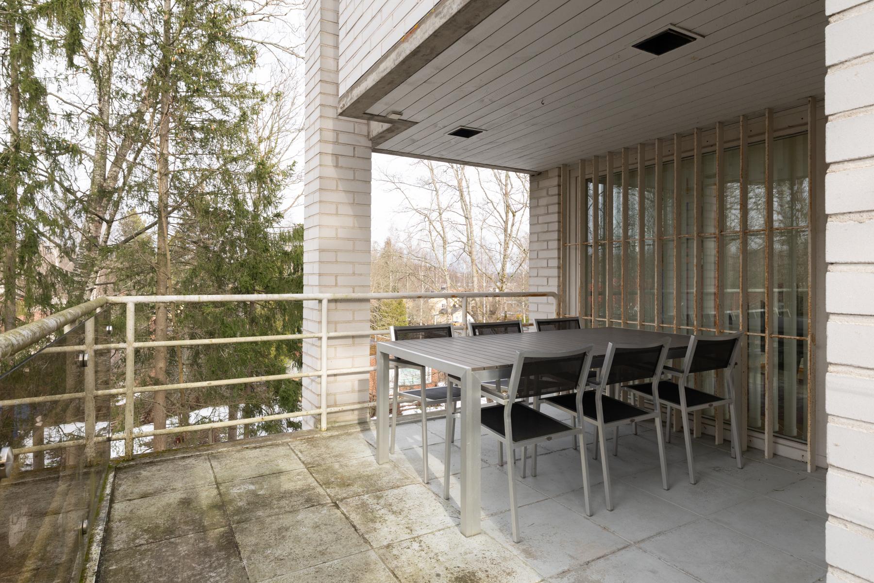 Toinen terassi ruokailutilalta