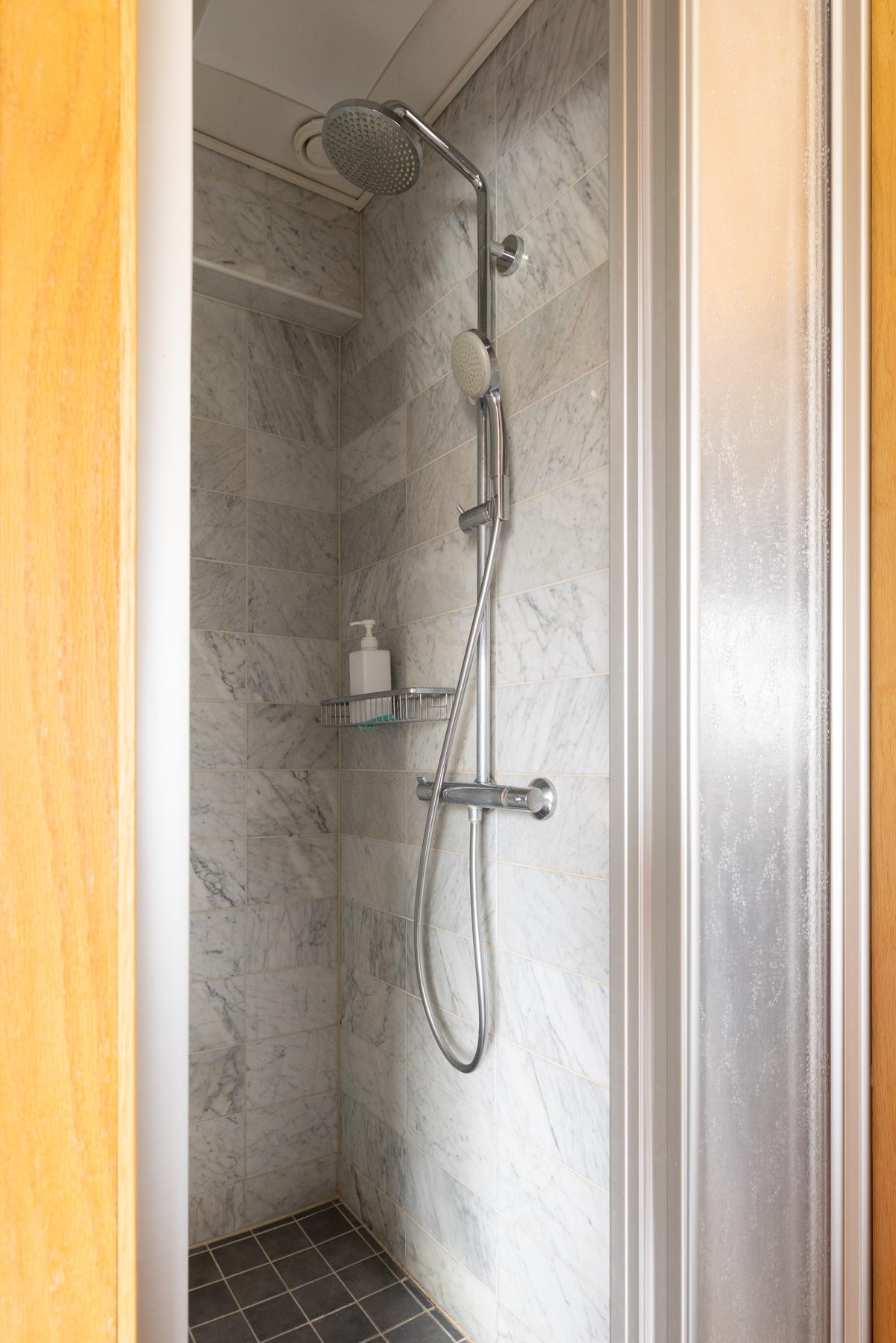 Yläkerran isomman kylpyhuoneen suihku