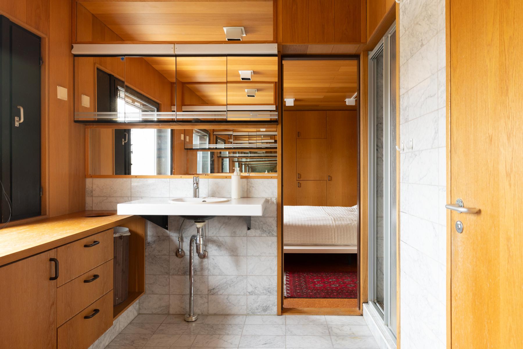 Yläkerran isompi kylpyhuone