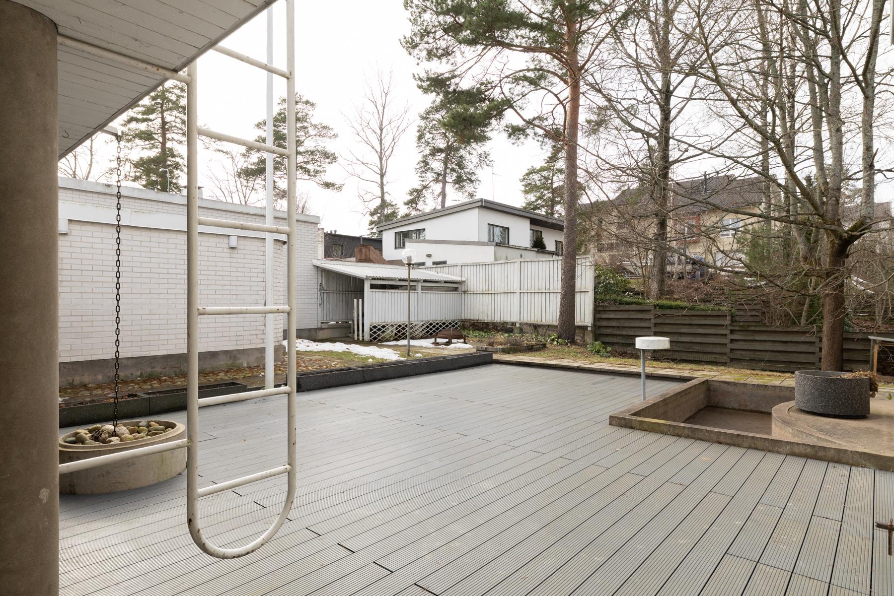 Etupihan näyttävää terassia