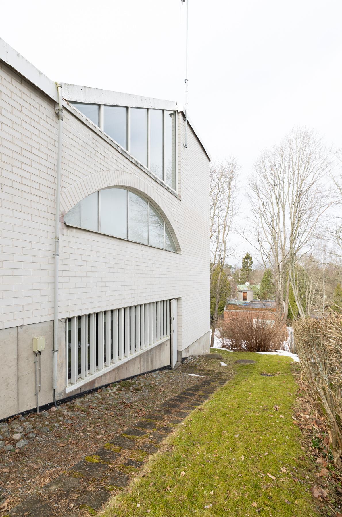 Käyntiä takapihalle