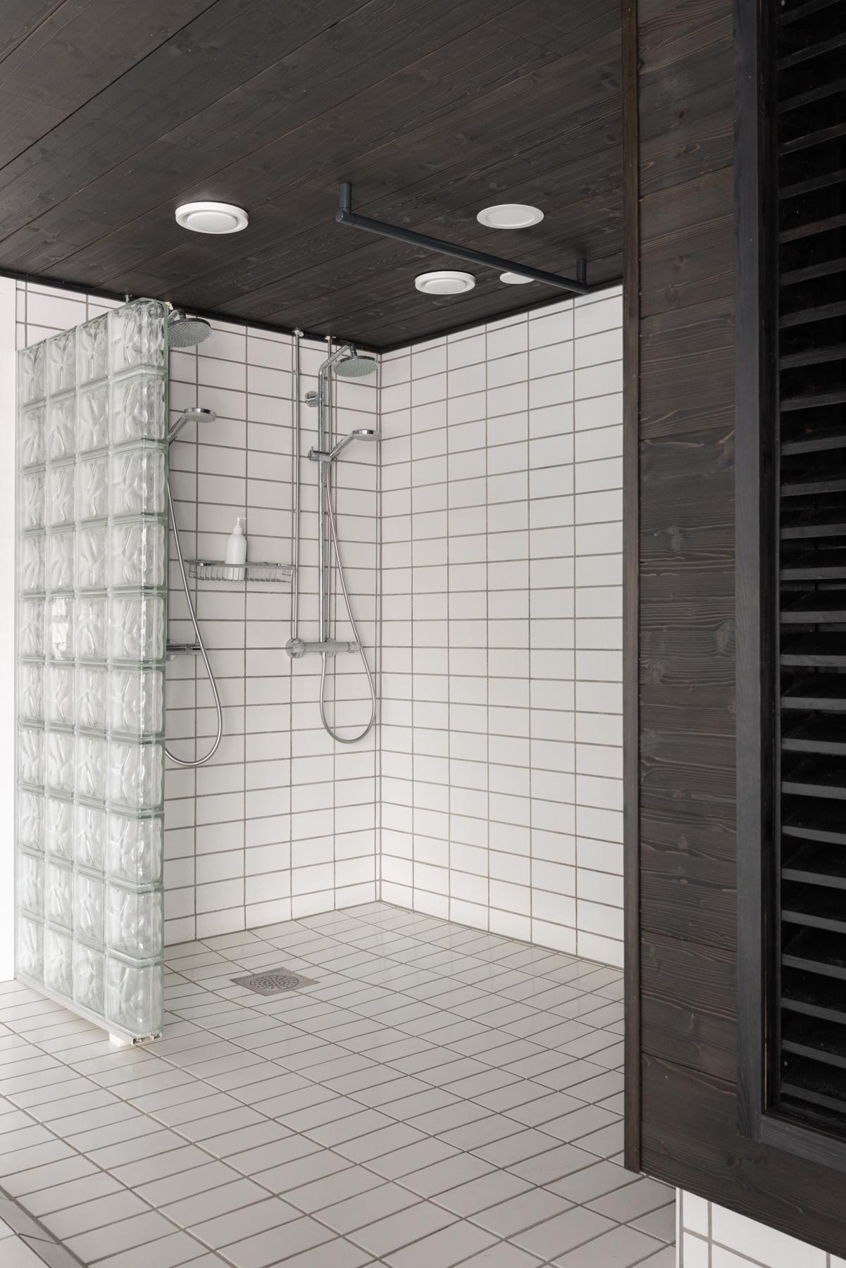 Alakerran uima-allasosaston suihkut