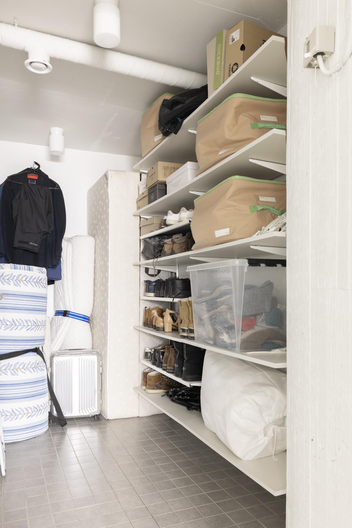 Alakerran tilava vaatehuone