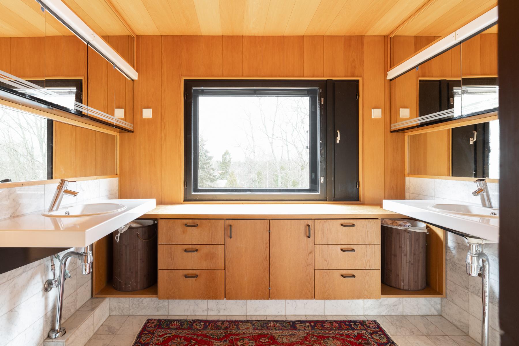 Yläkerran isompi kylpyhuone