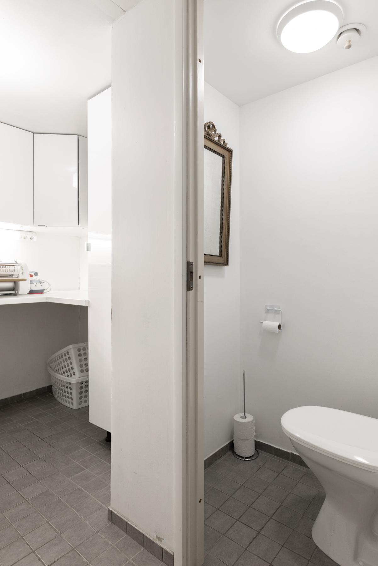 Alakerran kodinhoitohuone/wc