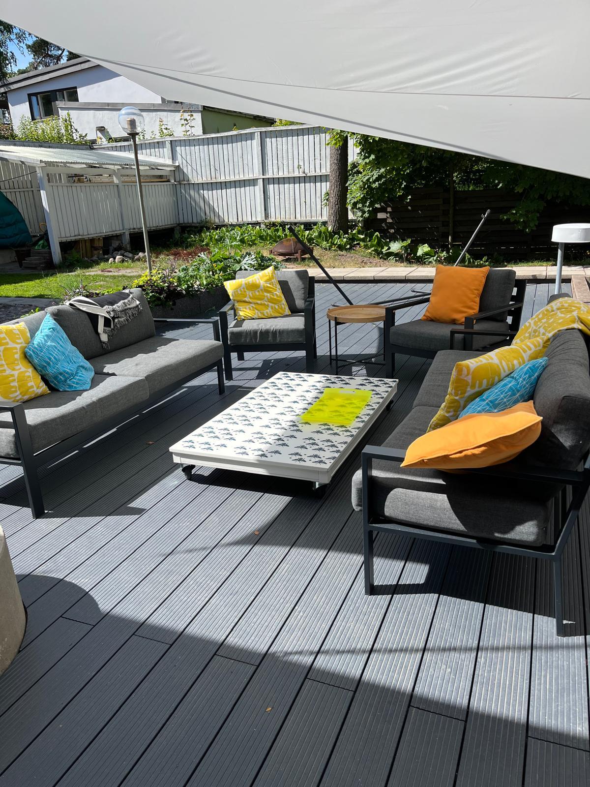 Myyjän kesäkuvia etupihalta