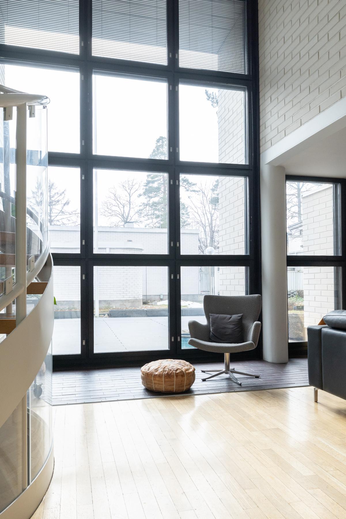 Keskikerroksen olohuonetta korkein ikkunoin