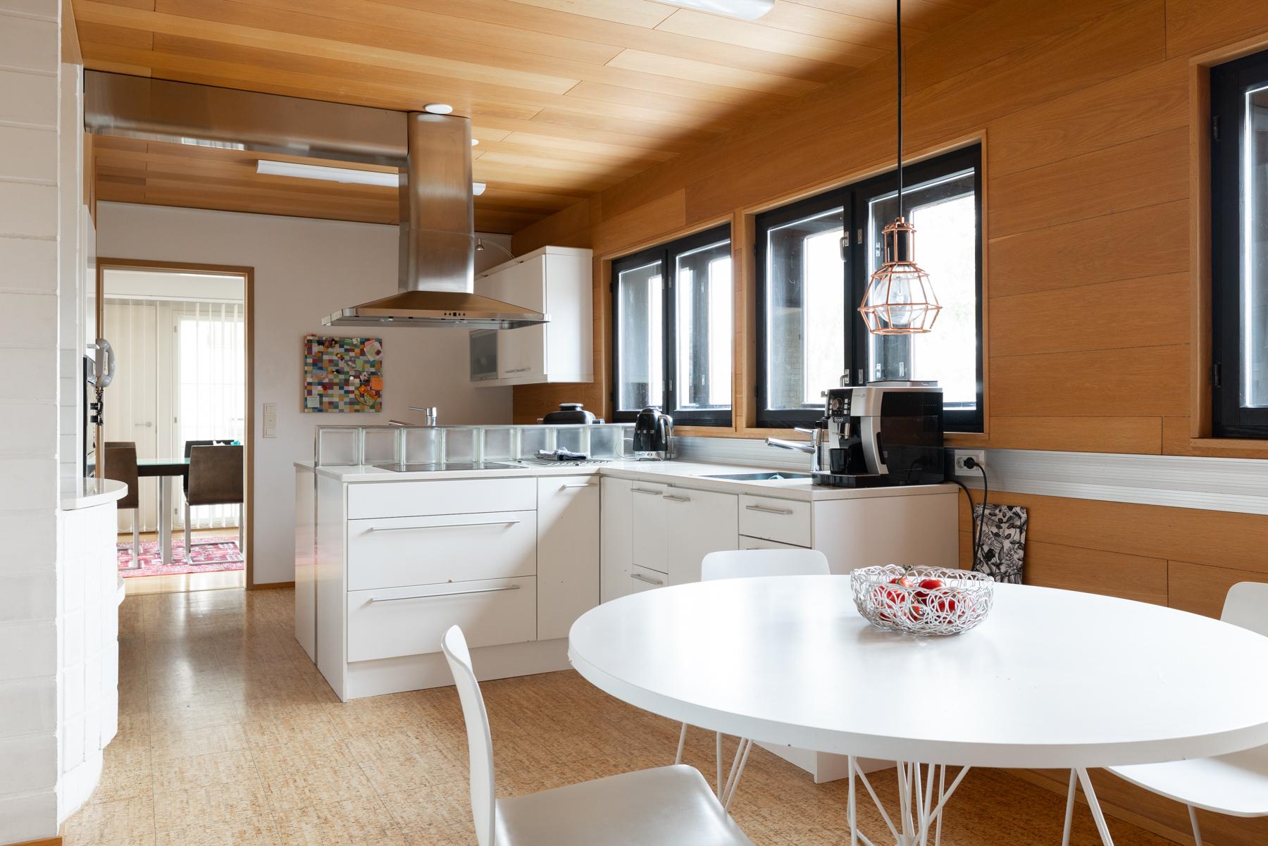 Keskikerroksen ruokailutilaa ja keittiötä