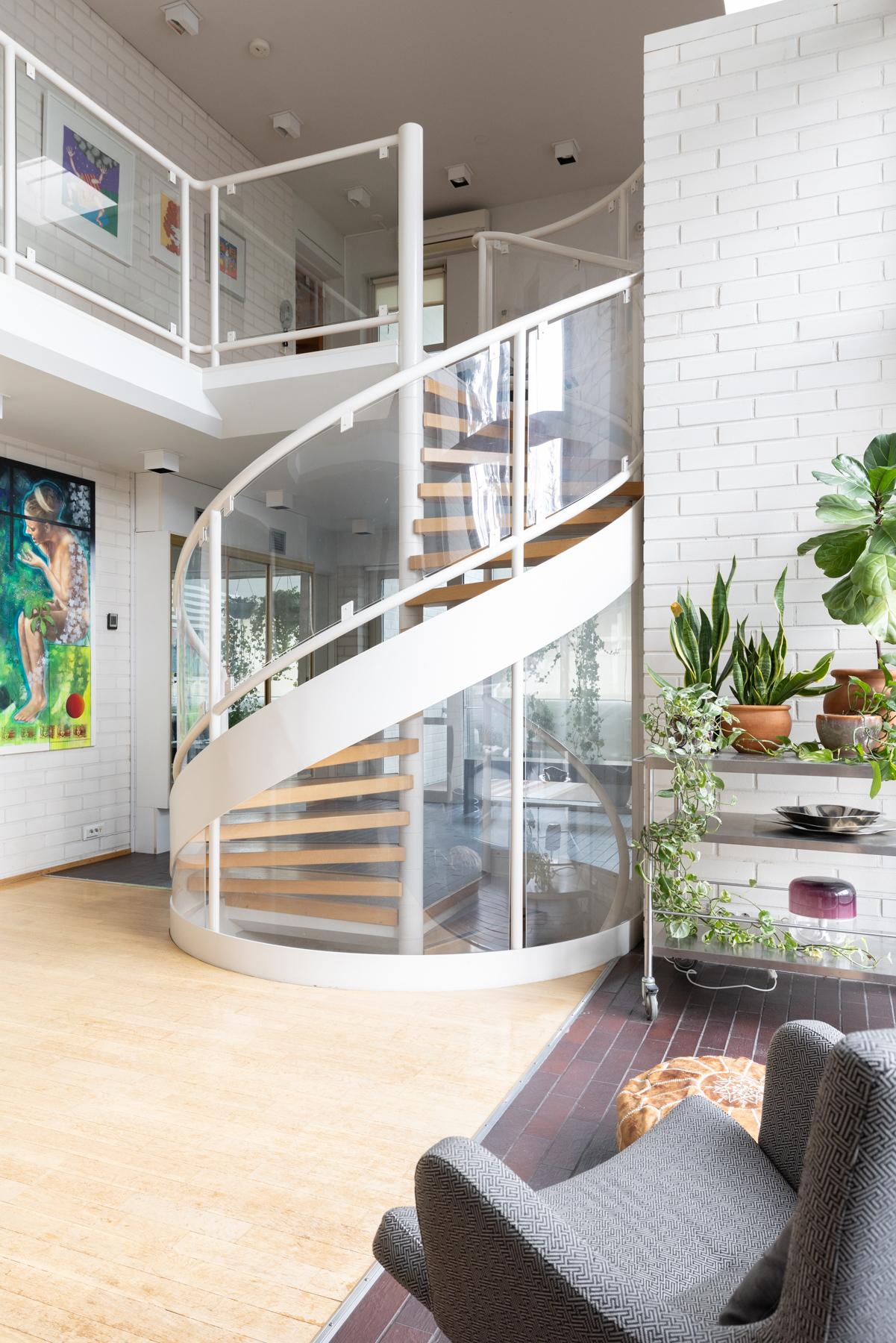 Ihastuttavat kierreportaat kerrosten välillä