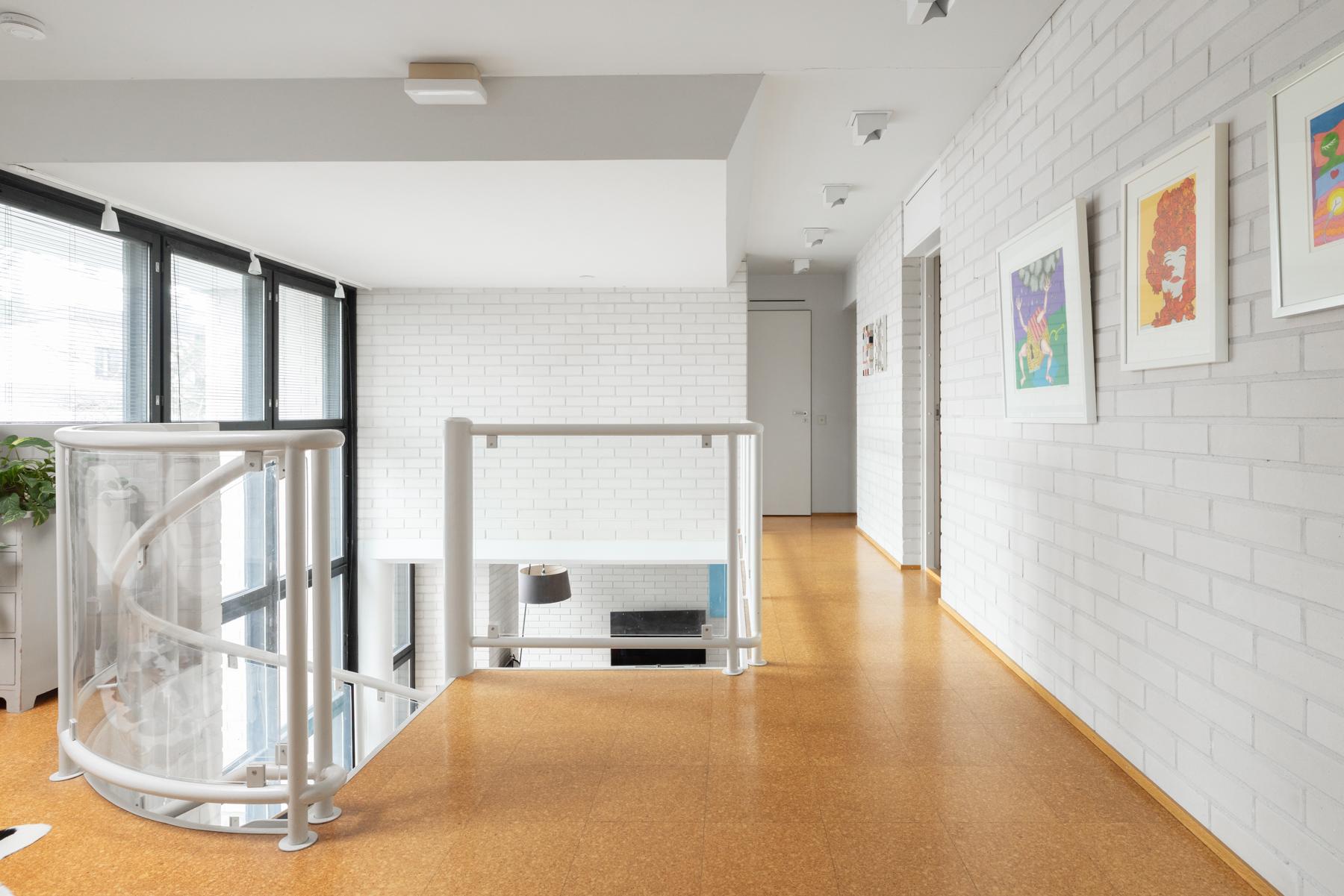 Yläkerran valoisaa aulaa