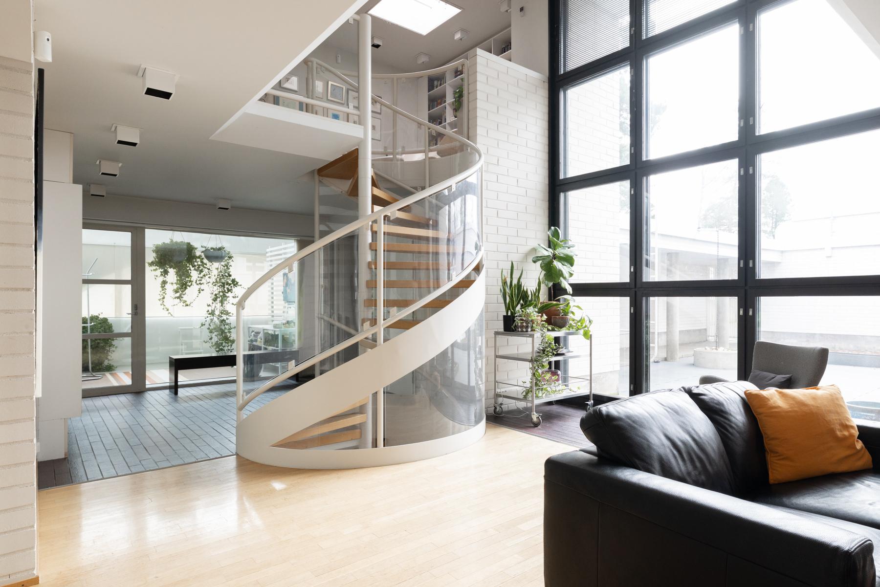 Keskikerroksen olohuonetta korkein ikkunoin