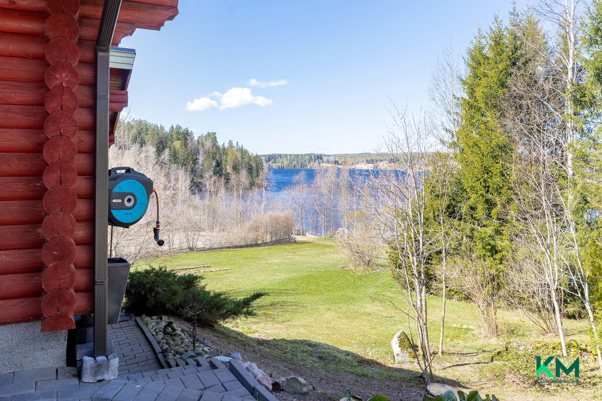 Näkymä etupihalta järvelle