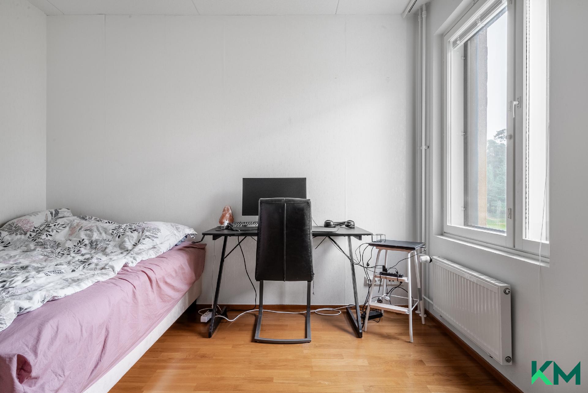 Makuuhuoneen ikkunasta kanavan suuntaan