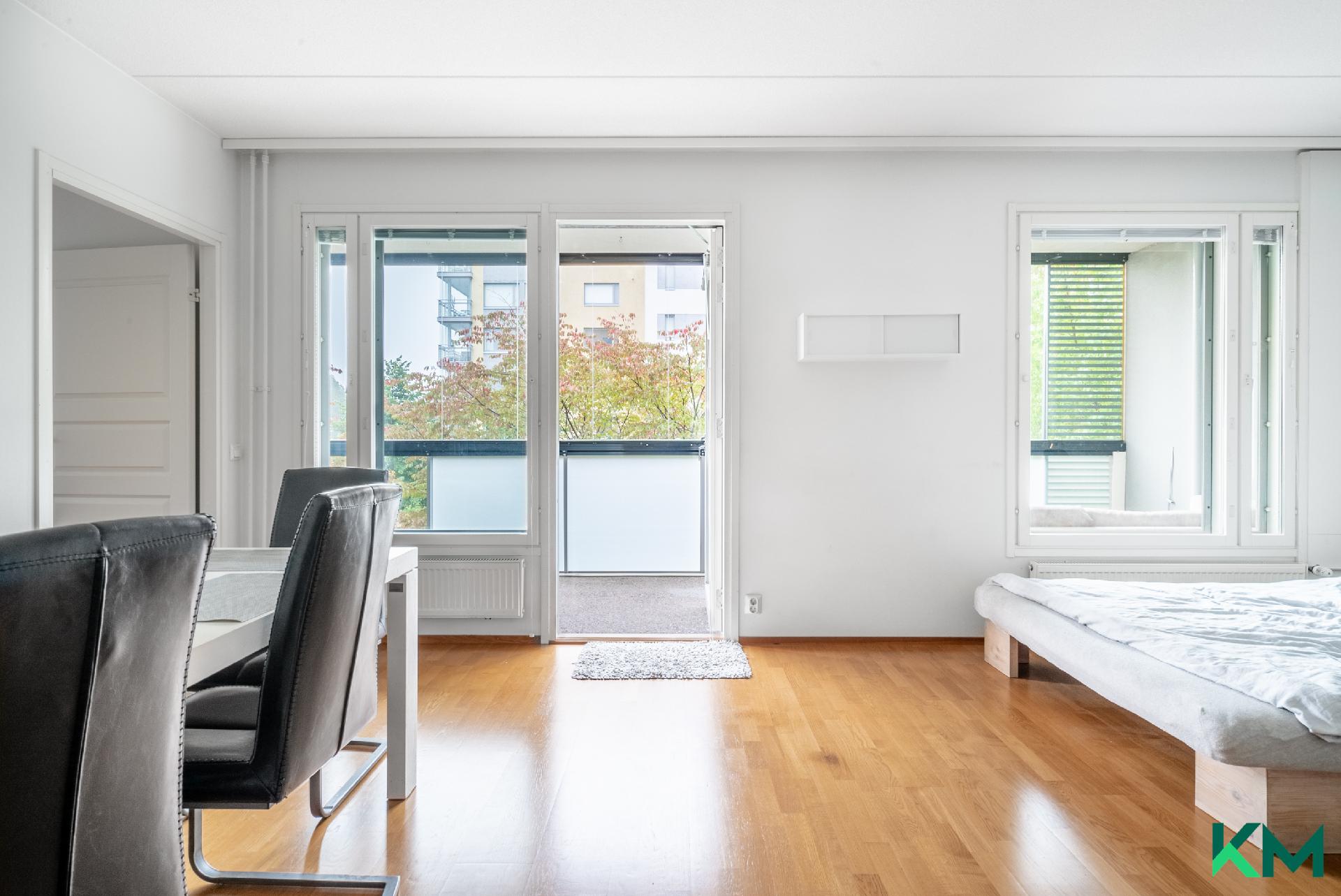 Olohuoneesta lasitetulle parvekkeelle