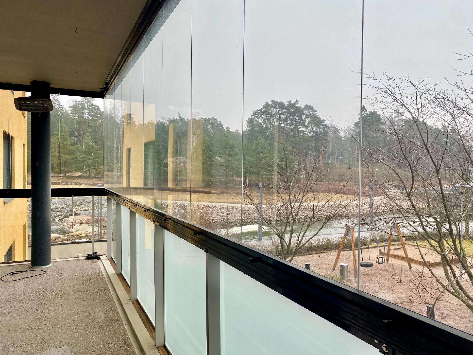 Parvekkeen näkymää kanavalle