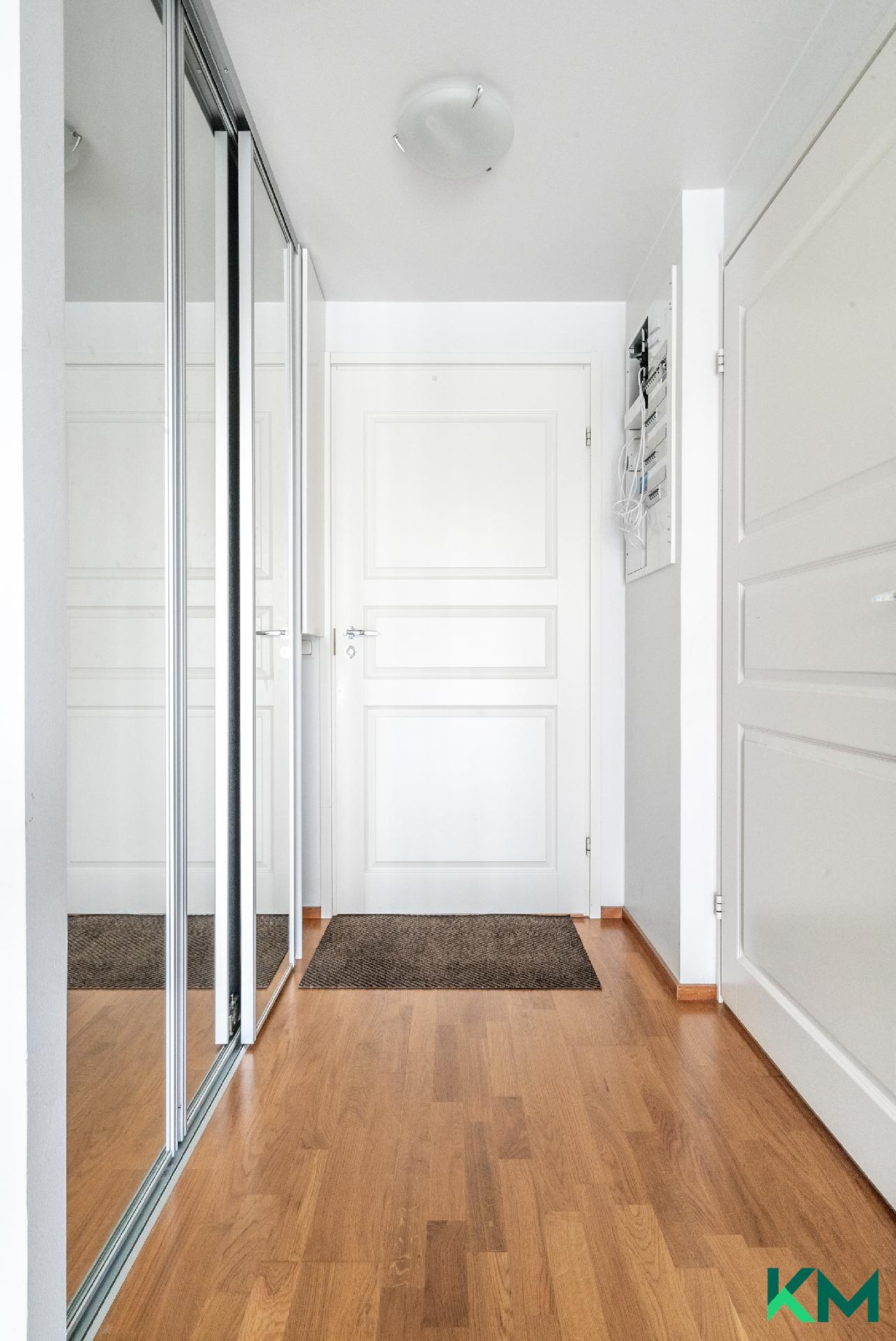 Eteisessä hyvin kaappitilaa