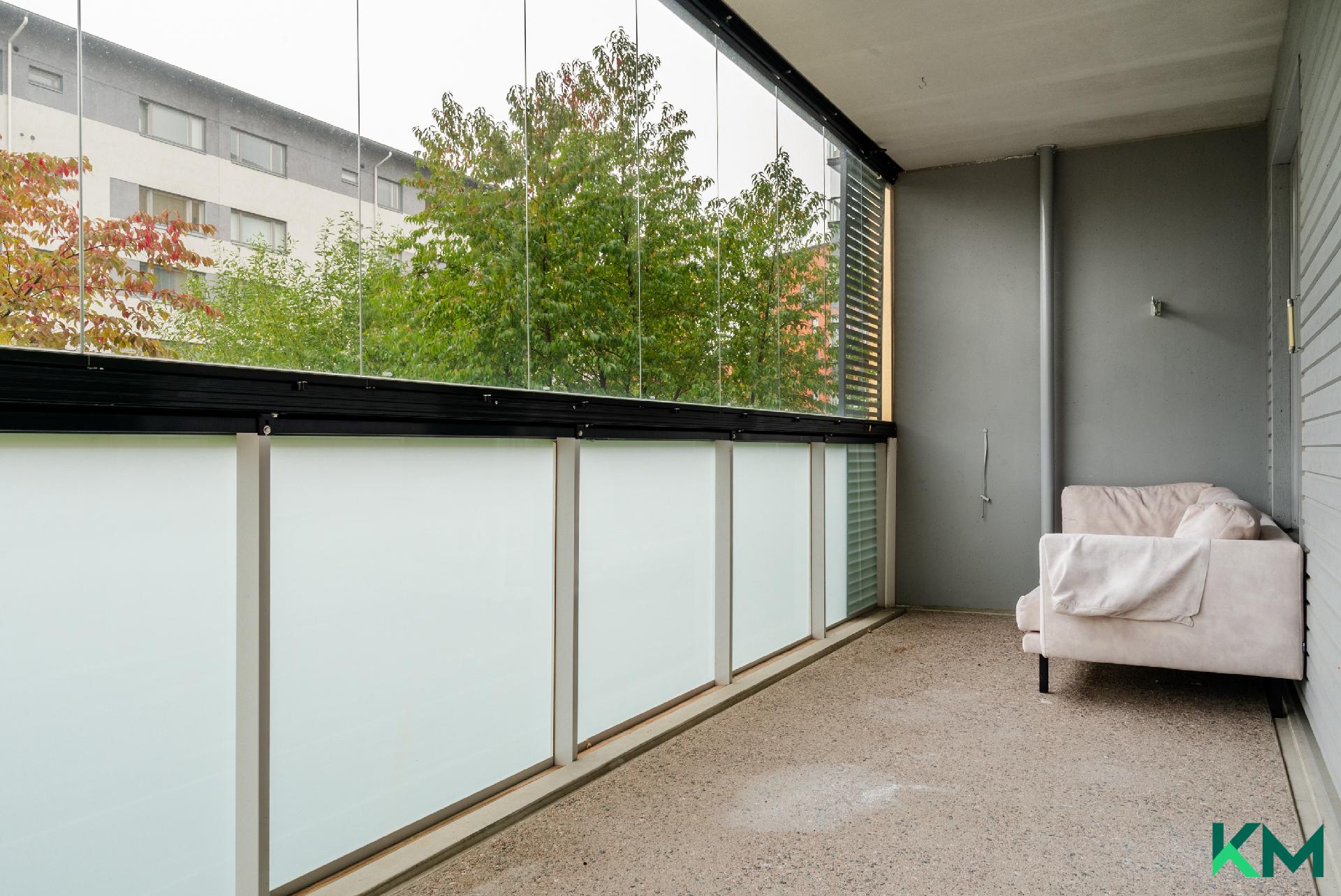 Lasitettu parveke rauhaisan sisäpihan puolella