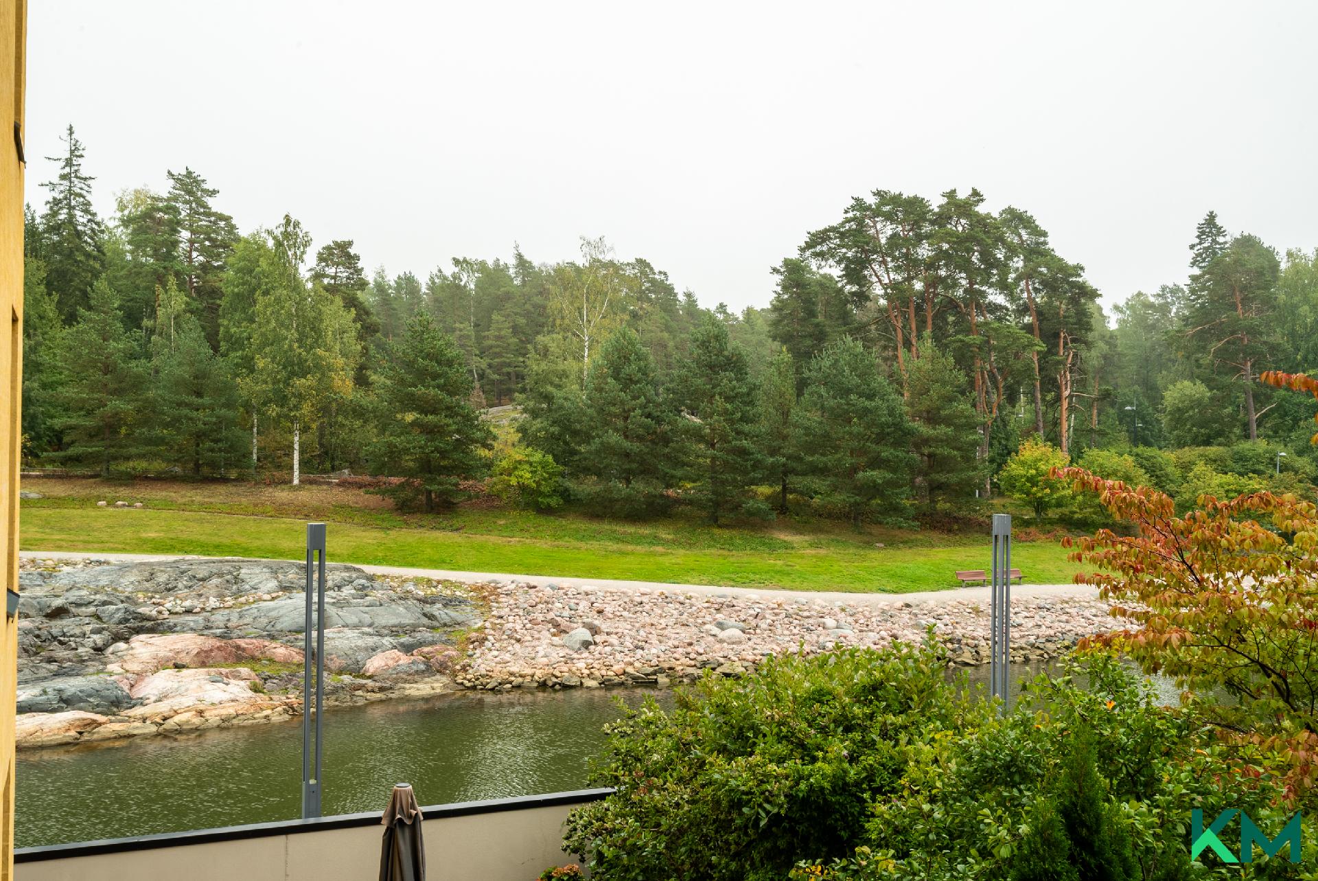 Maisemoitu kanava parvekkeelta