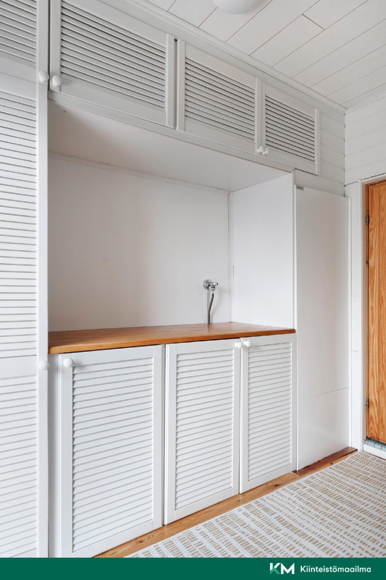 Keittiö vieressä kodinhoitotila, josta käynti ulos ja kylpyhuoneeseen.